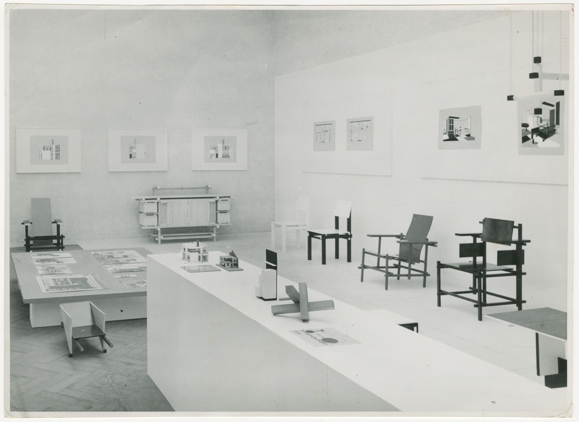 G. Th. Rietveld. De Stijl tentoonstelling in het Stedelijk Museum Amsterdam, 1951. Foto J. d’Oliveira. Collectie Het Nieuwe Instituut, RIET 783. Copyright objecten Rietveld: Pictoright.