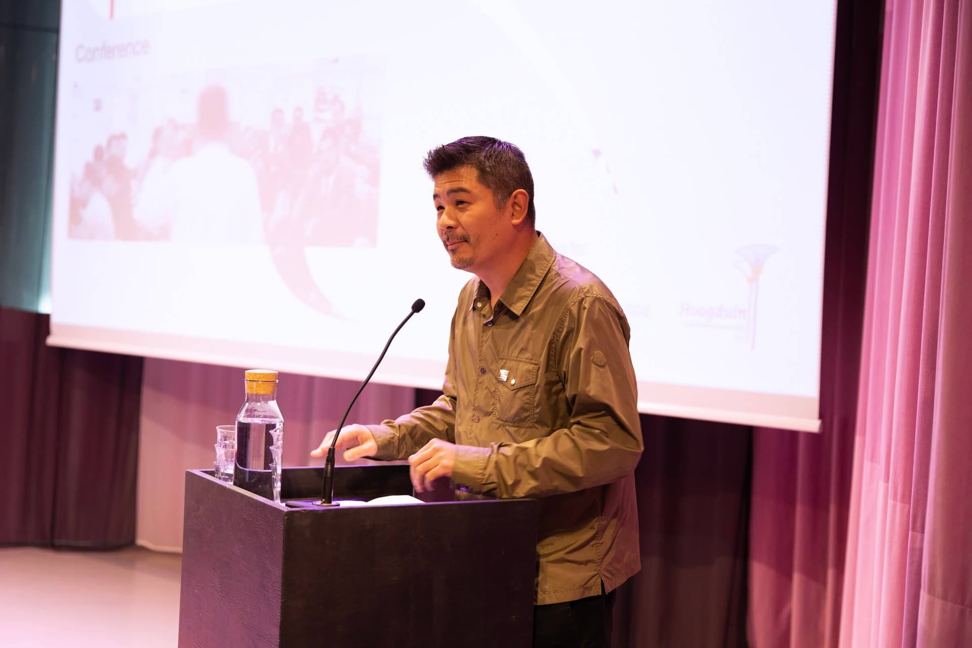 Aric Chen, directeur van Het Nieuwe Instituut, tijdens de opening van de conferentie. Foto Florine van Rees. 