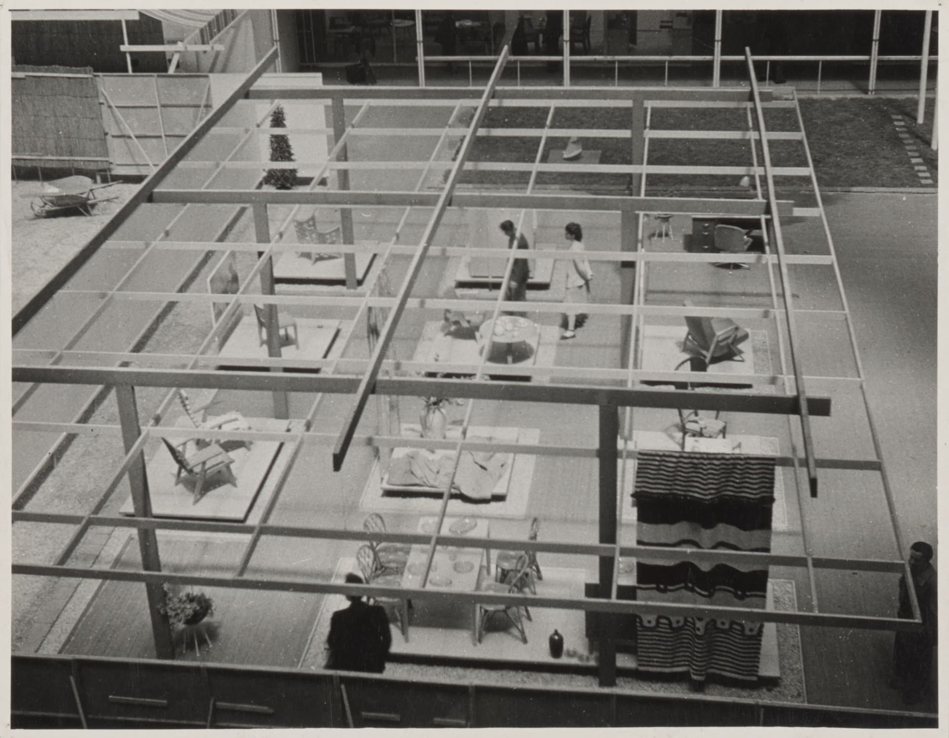 H. Salomonson, in collaboration with A. Bodon. Interior of an exhibition on the occasion of the 35th Salon de la société des artistes décorateurs in the Grand Palais, Paris, 1949. Photo H. Lacheroy. Collection Het Nieuwe Instituut, SALO f56.1. 