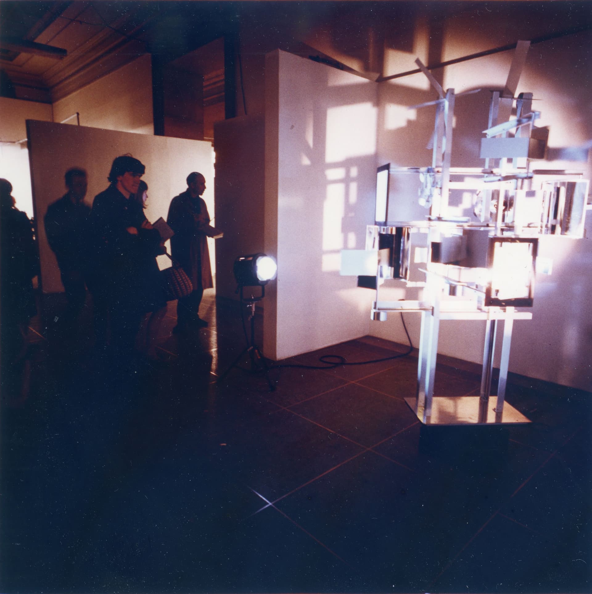 Alison and Peter Smithson. Painting & Sculpture of a Decade 54-64 exhibition. Tate Gallery, Londen, 1964. Art work: light sculpture by Nicolas Schöffer. Photo Sandra Lousada. Smithson Family Collection. 