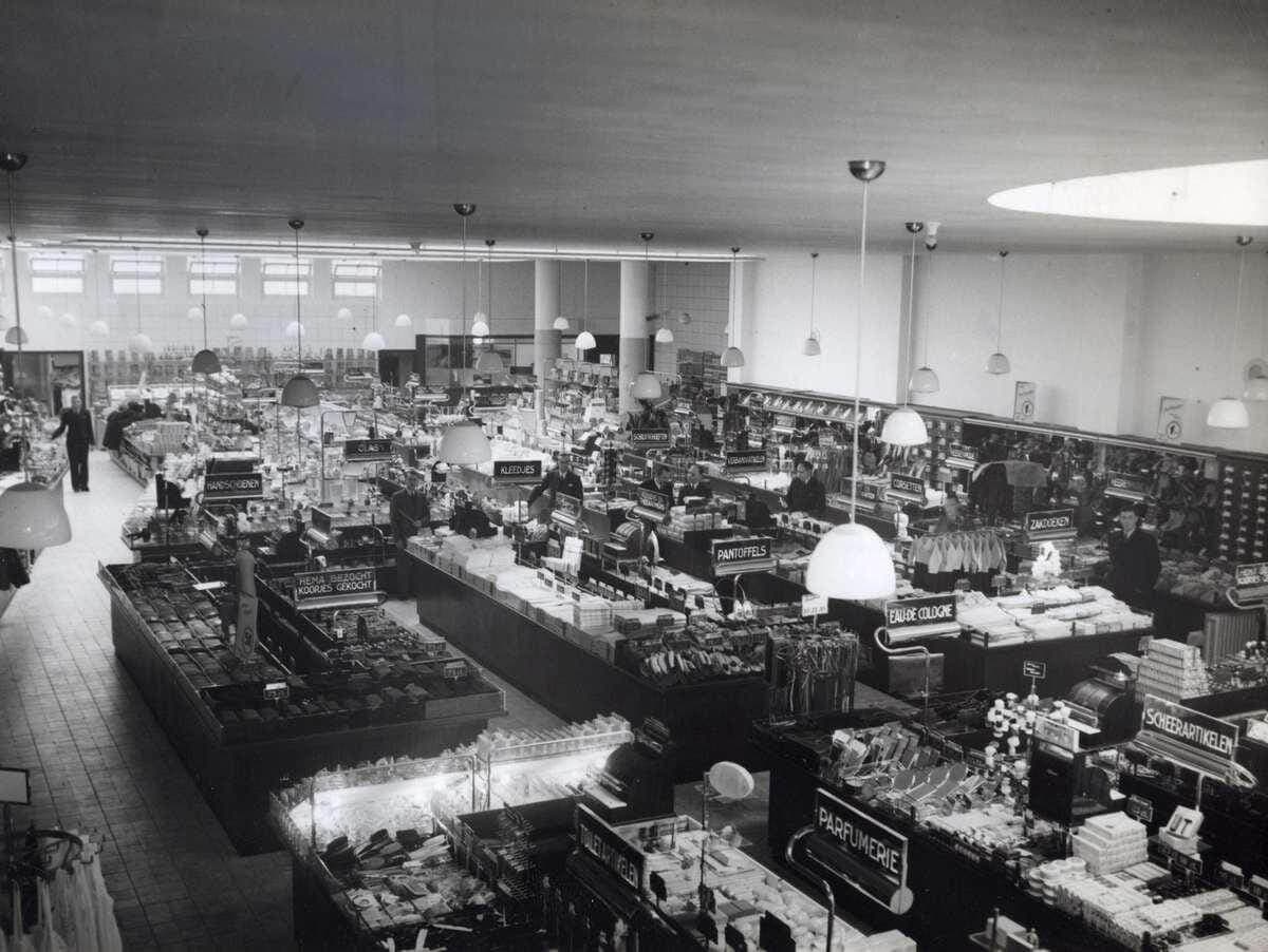 Interieur HEMA-vestiging Eindhoven, 1937. Fotograaf onbekend. Collectie Spaarnestad Photo 