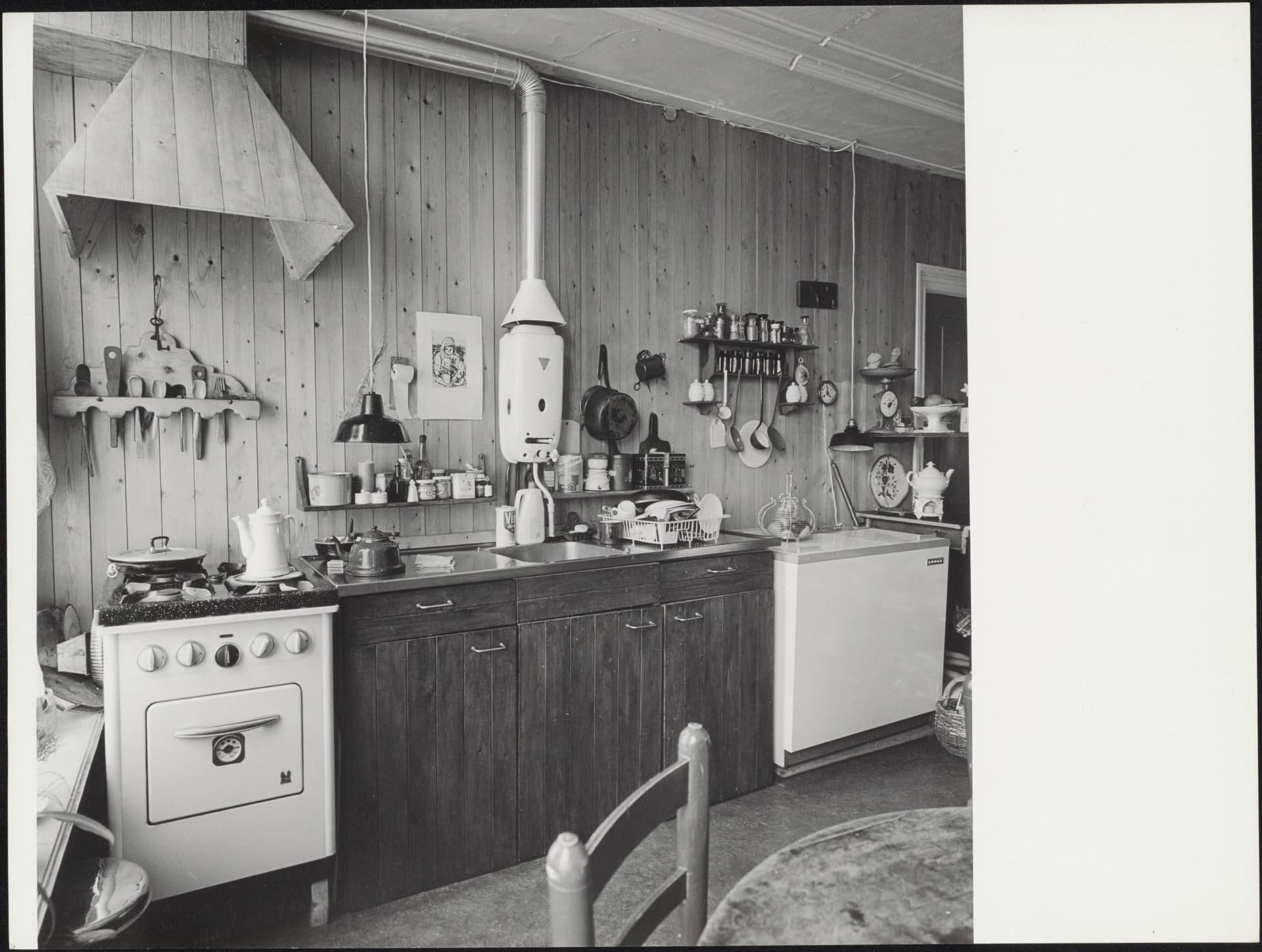 Does the lack of wall cabinets make this kitchen look cluttered or cosy? In any case, a lot of beautiful wood detailing adds character. Notice the ‘extractor hood’, which seems to be more decorative than practical. Kitchen. Photo: Ab Koers… 