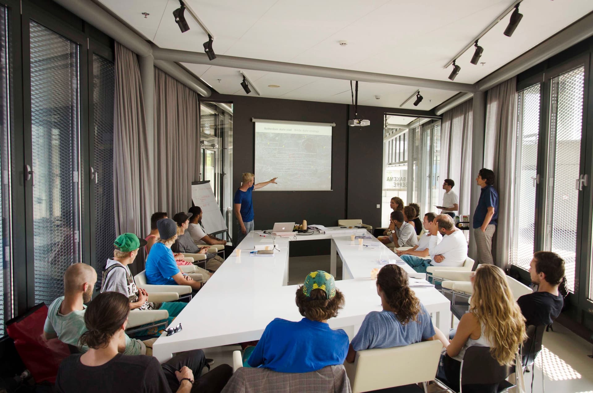  Skaters in Het Nieuwe Instituut, Foto: Het Nieuwe Instituut 