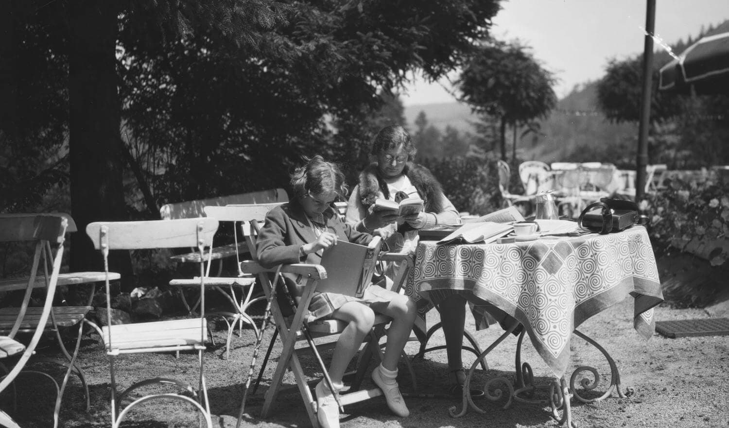 Mevrouw Sonneveld en Gé. Collectie Nieuwe Instituut. Bruikleen BIHS. 