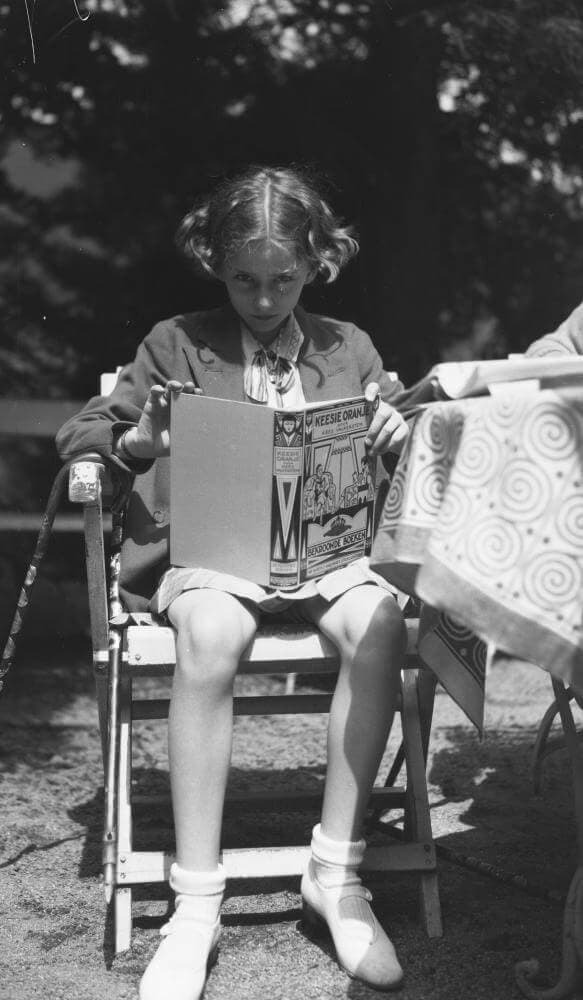 Gé met een boek. Collectie Nieuwe Instituut. Bruikleen BIHS.