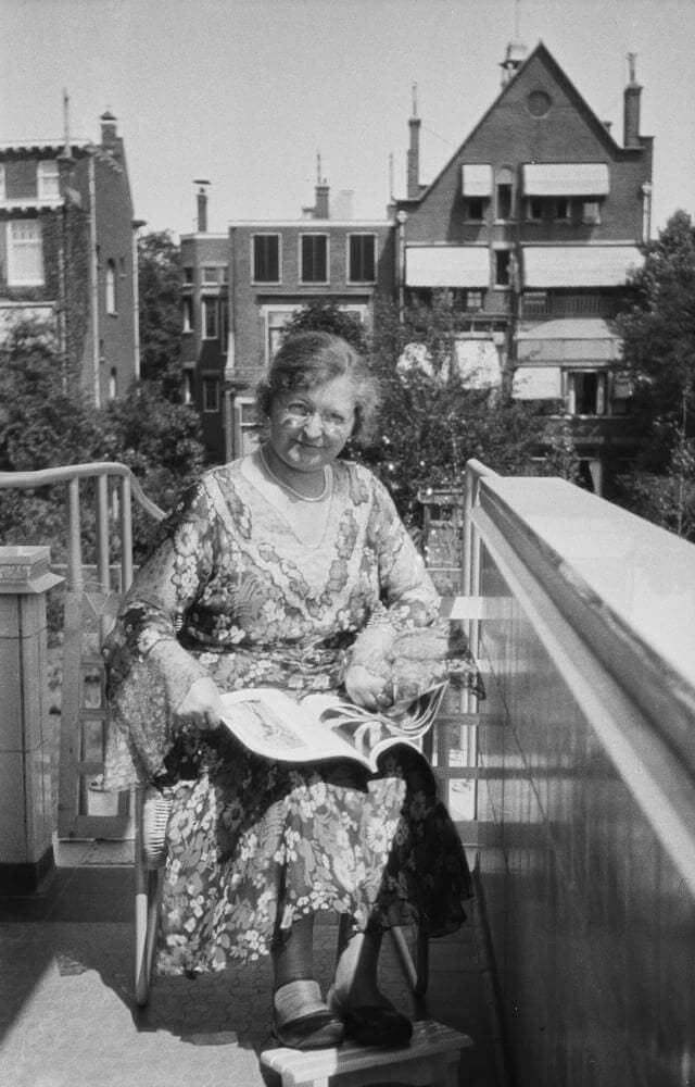 Mevrouw Sonneveld met een tijdschrift op het balkon. Collectie Nieuwe Instituut. Bruikleen BIHS 