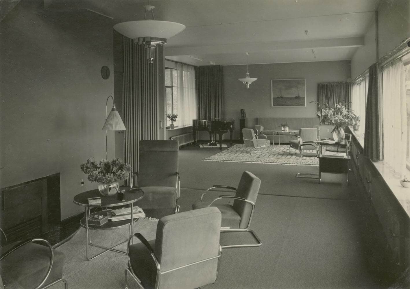 Vases in the library and the living room. Photo Piet Zwart. Collection Nieuwe Instituut. © Piet Zwart / Nederlands Fotomuseum 
