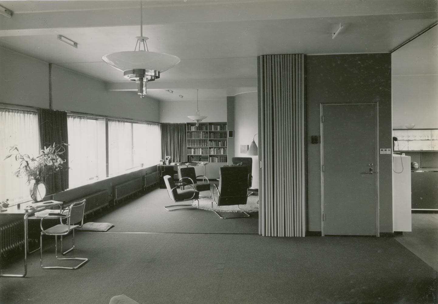 Zitkamer, met links het bureautje van mevrouw Sonneveld. Foto: Piet Zwart. Collectie Nieuwe Instituut. © Piet Zwart / Nederlands Fotomuseum.