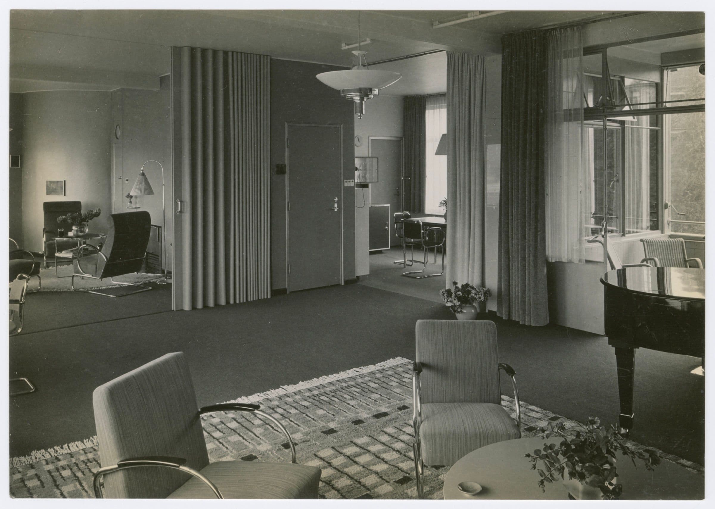 Interieur Huis Sonneveld, 1933. Foto Piet Zwart. Op de voorgrond de originele Gispen stoelen en tafel. Collectie Het Nieuwe Instituut, SONN 34-14. Bruikleen BIHS