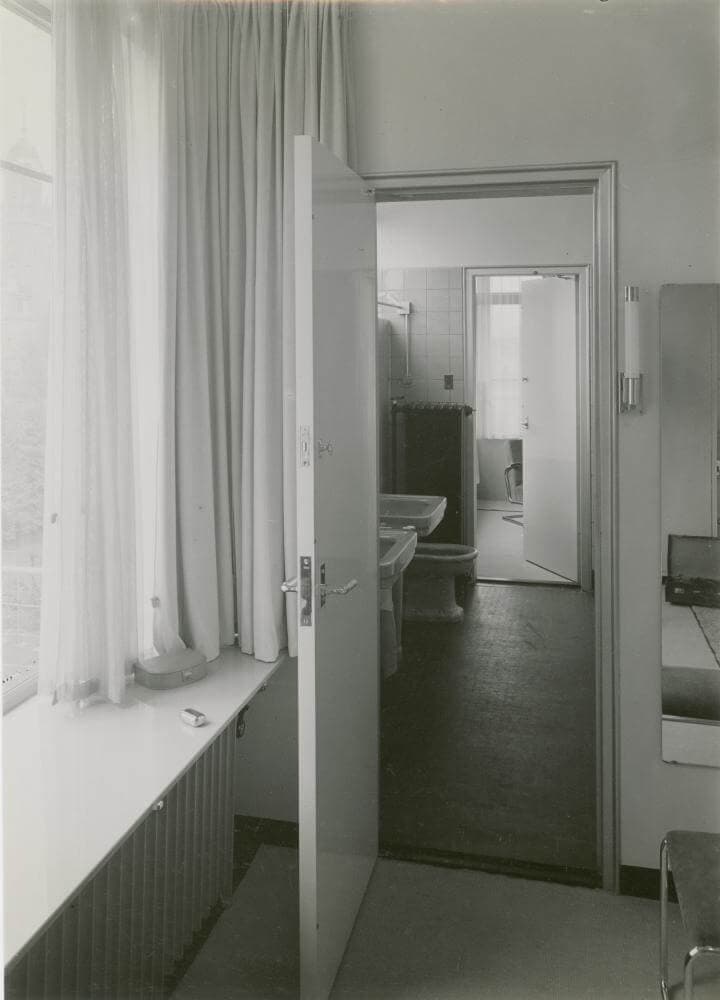 De gezamenlijke badkamer van Puck en Ge, gelegen tussen de kamers van de meisjes. Foto Piet Zwart. Collectie Nieuwe Instituut. © Piet Zwart / Nederlands Fotomuseum 