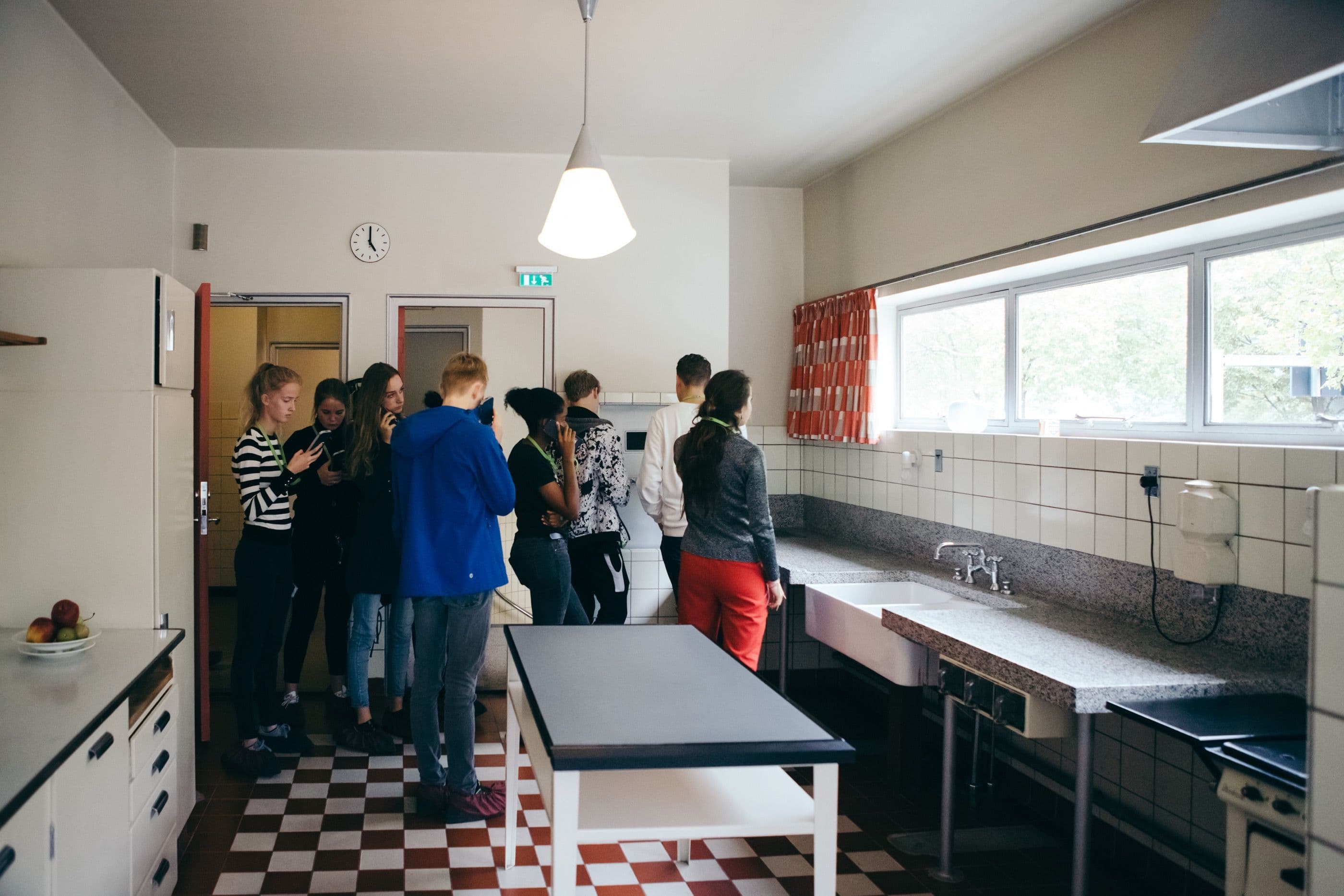 Groepsrondleiding door de keuken van Huis Sonneveld. 