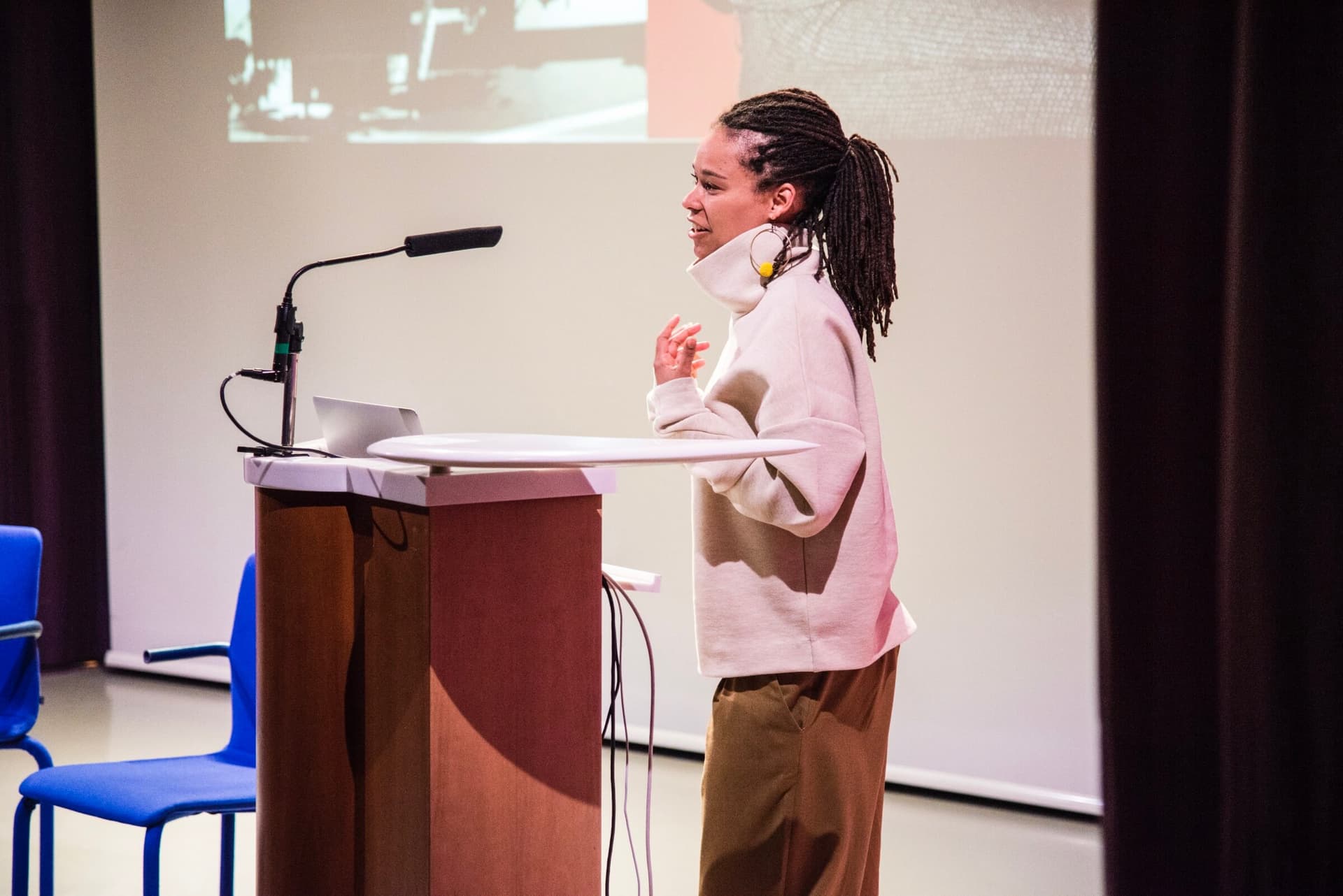 Het Nieuwe Instituut. Dwars door het archief: Feminismen in de architectuur. Afaina de Jong. Foto Josca Dullaart 