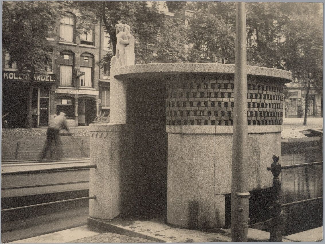 Urinoir bij het stadhuis in Amsterdam. 'Noodstop??' Fotoarchief Tentoonstellingsraad 