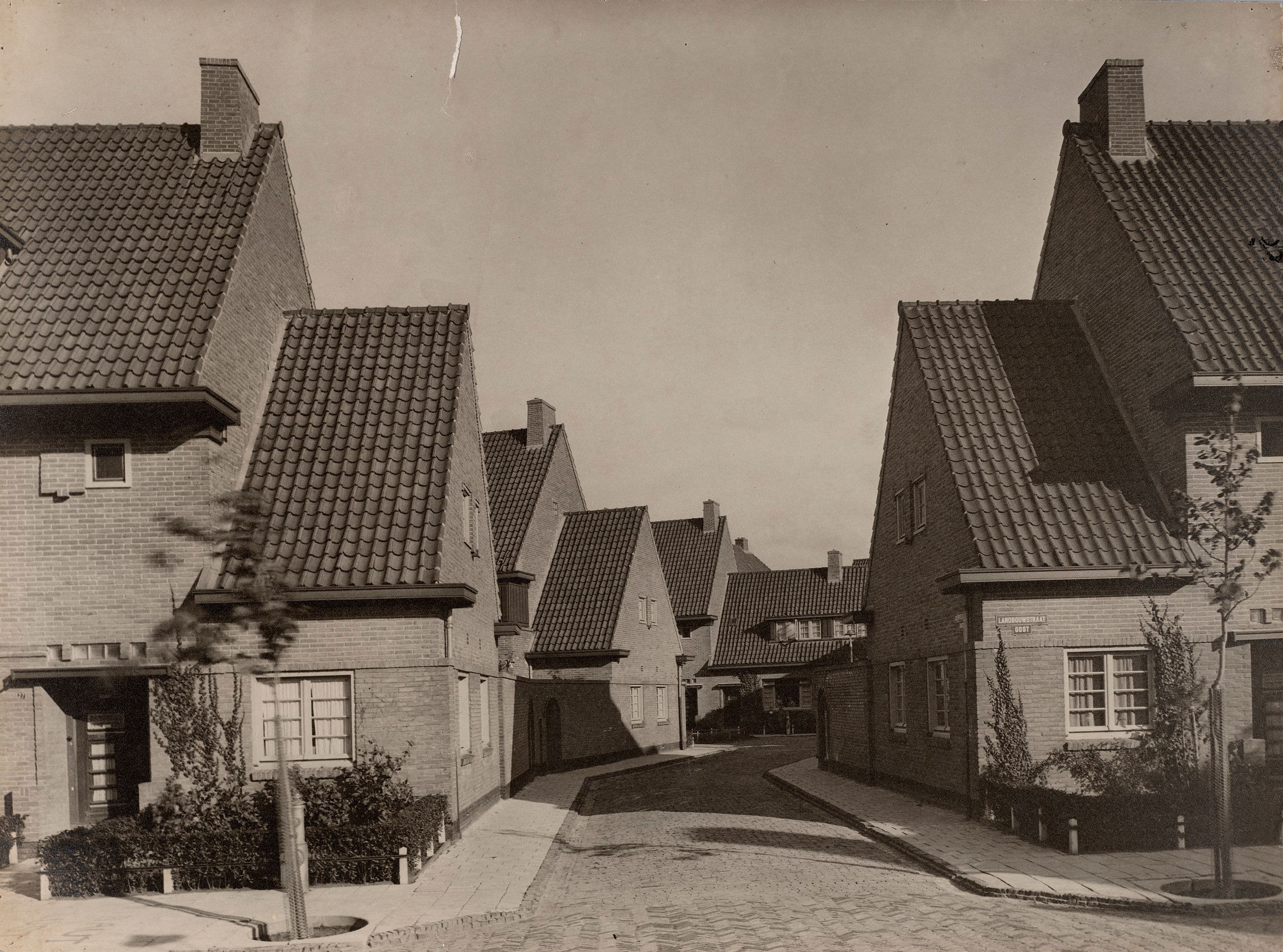  G. Versteeg. Housing, Landbouwstraat and Schoffelstraat in Betondorp, Oost Watergraafsmeer in Amsterdam, 1924-1927 