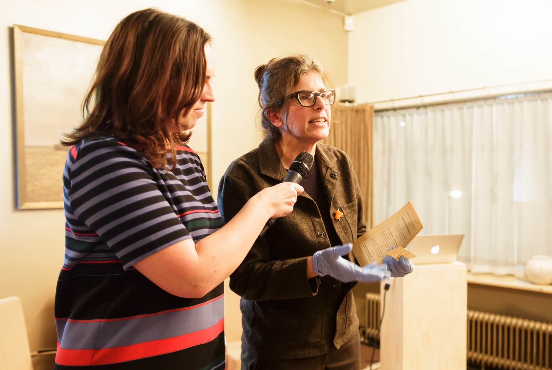 Thursday Night: Theosophy and Modernism in huis Sonneveld. Moderator Rianne Groen en Hetty Berens, curator Huis Sonneveld. Foto: Fred Ernst