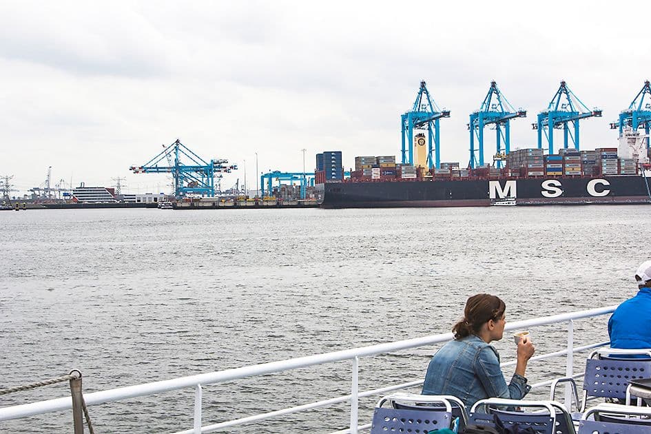 The FutureLand ferry allows tourists to experience the visit to Maasvlakte II from the water. It offers a different perspective from which to observe and document the terminal and its autonomous machines. 