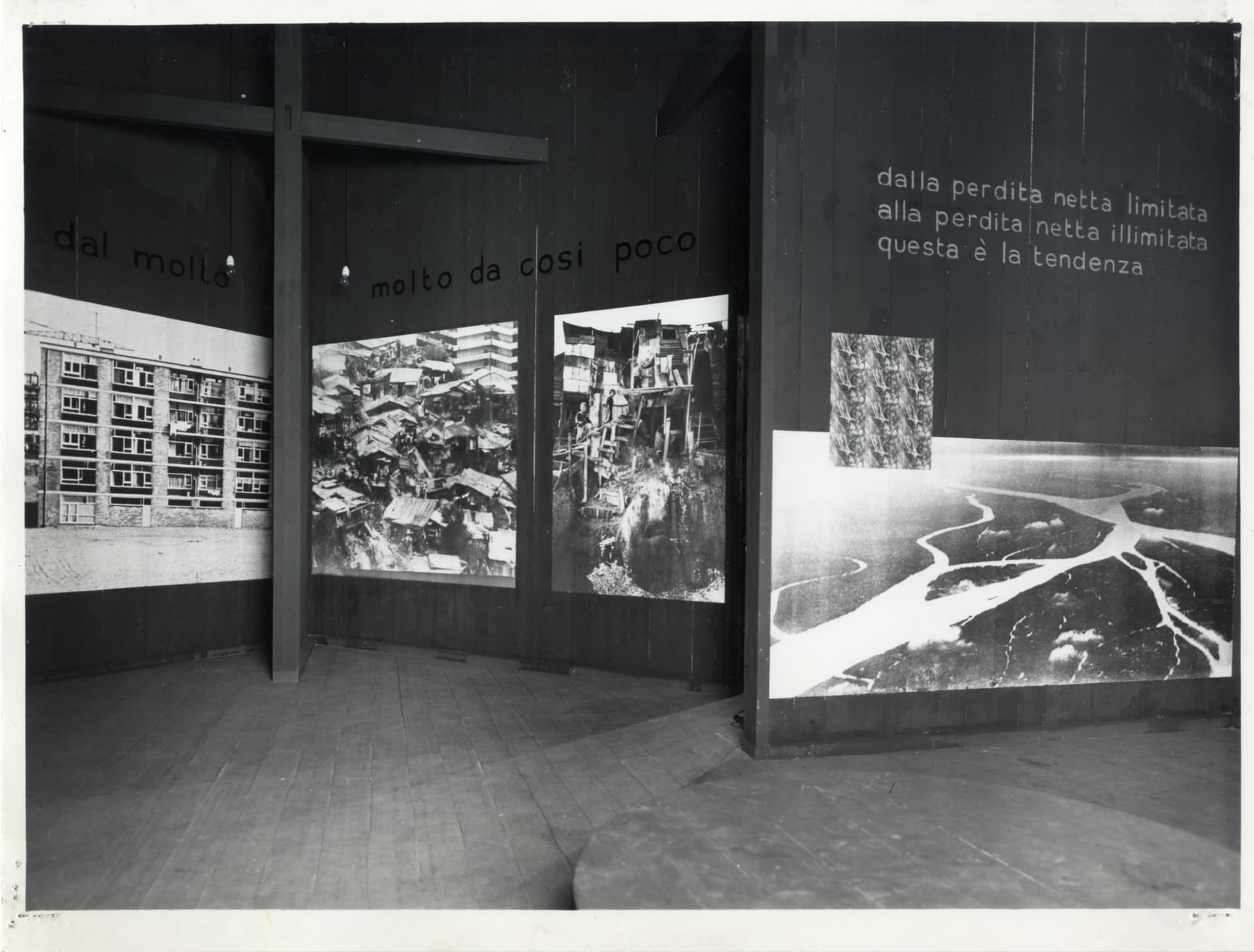 Ruimte met foto’s en teksten, installatie Aldo van Eyck, Triennale di Milano 1968. Foto Archivio Triennale di Milano