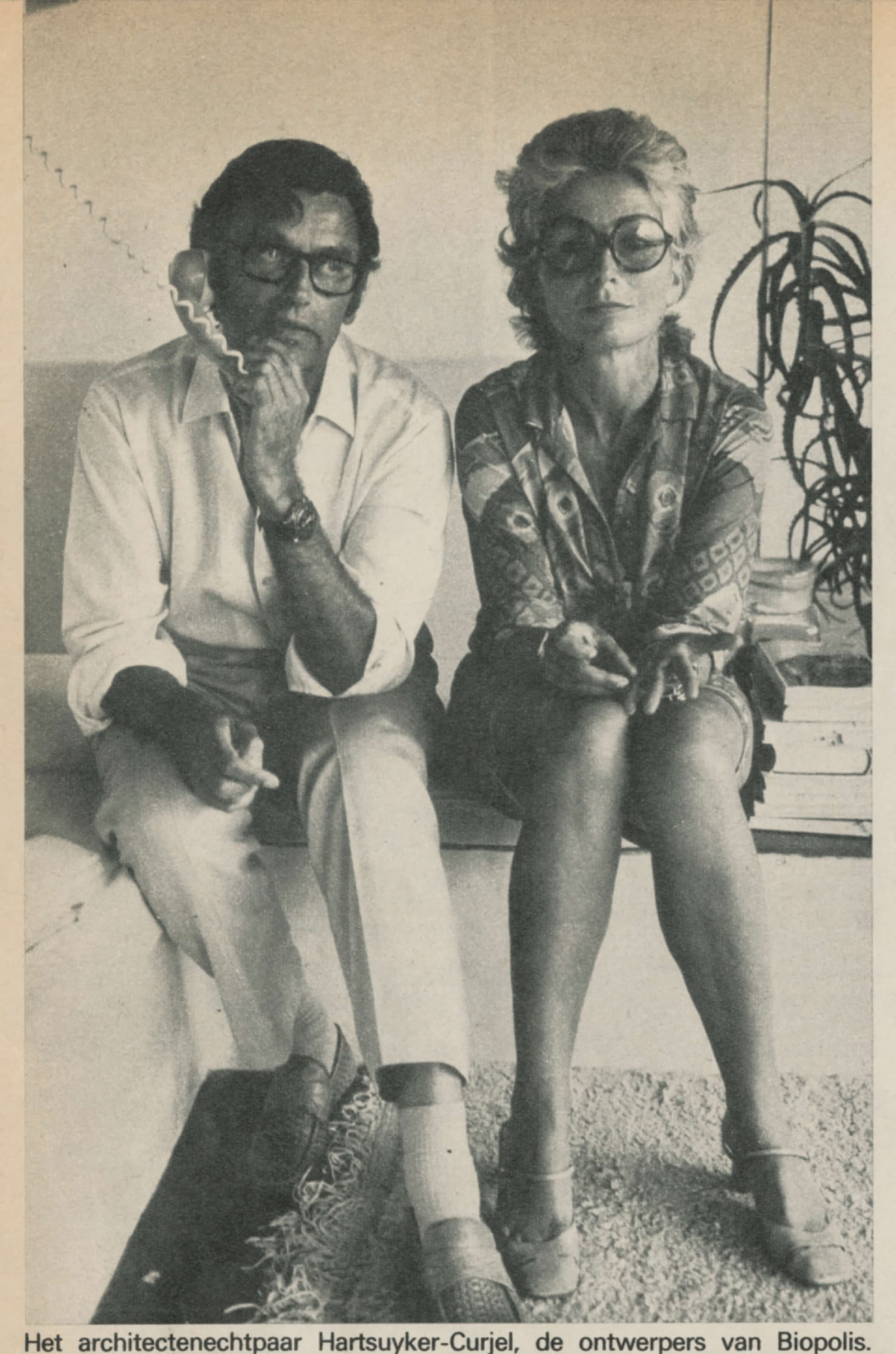 Zwartwitfoto van twee onmiskenbaar trendy mensen met dikberande brillen.