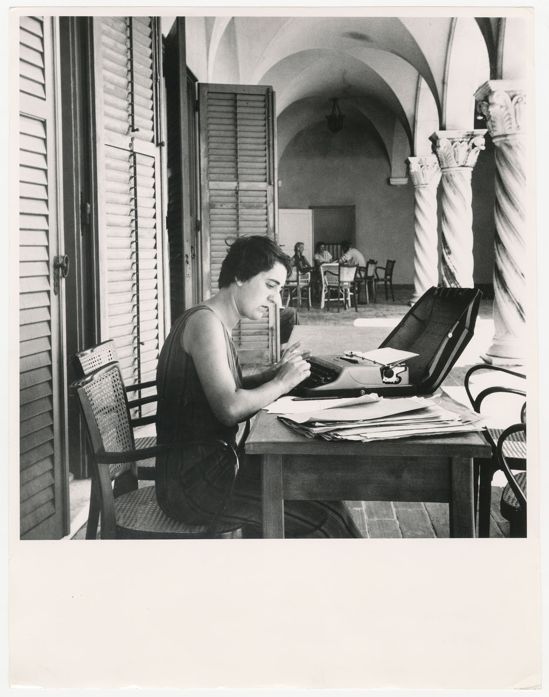 Alison Smithson tijdens de CIAM conferentie in Dubrovnik, 1956. Foto John Voelcker. Collectie Nieuwe Instituut, TTEN f6.4