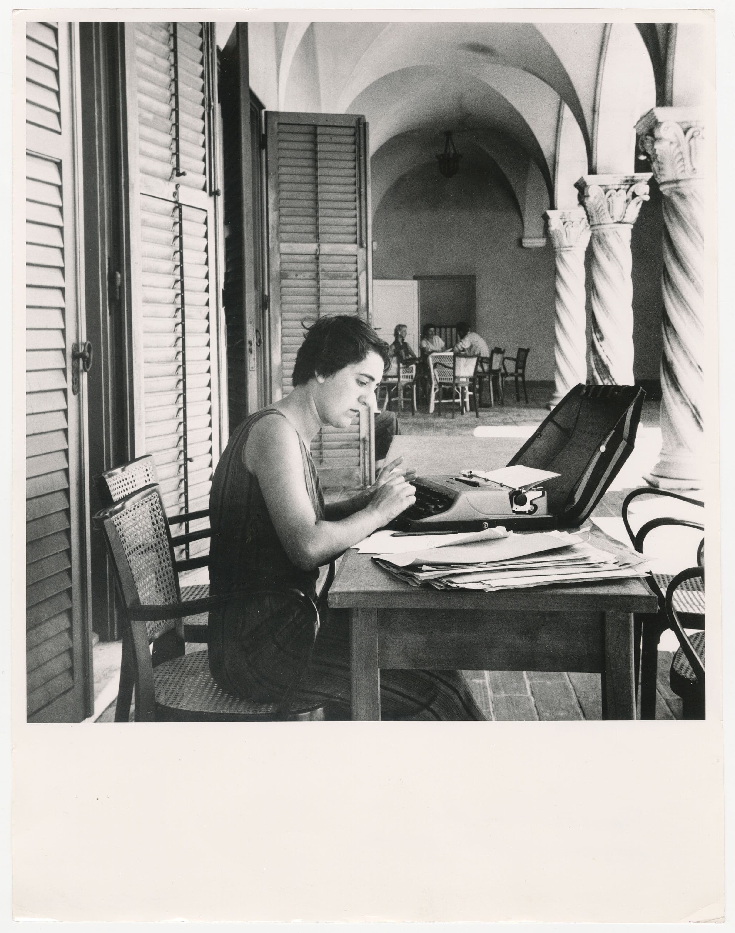 Alison Smithson during the CIAM conference in Dubrovnik, 1956. Photo John Voelcker. Collection Het Nieuwe Instituut, TTEN f6.4