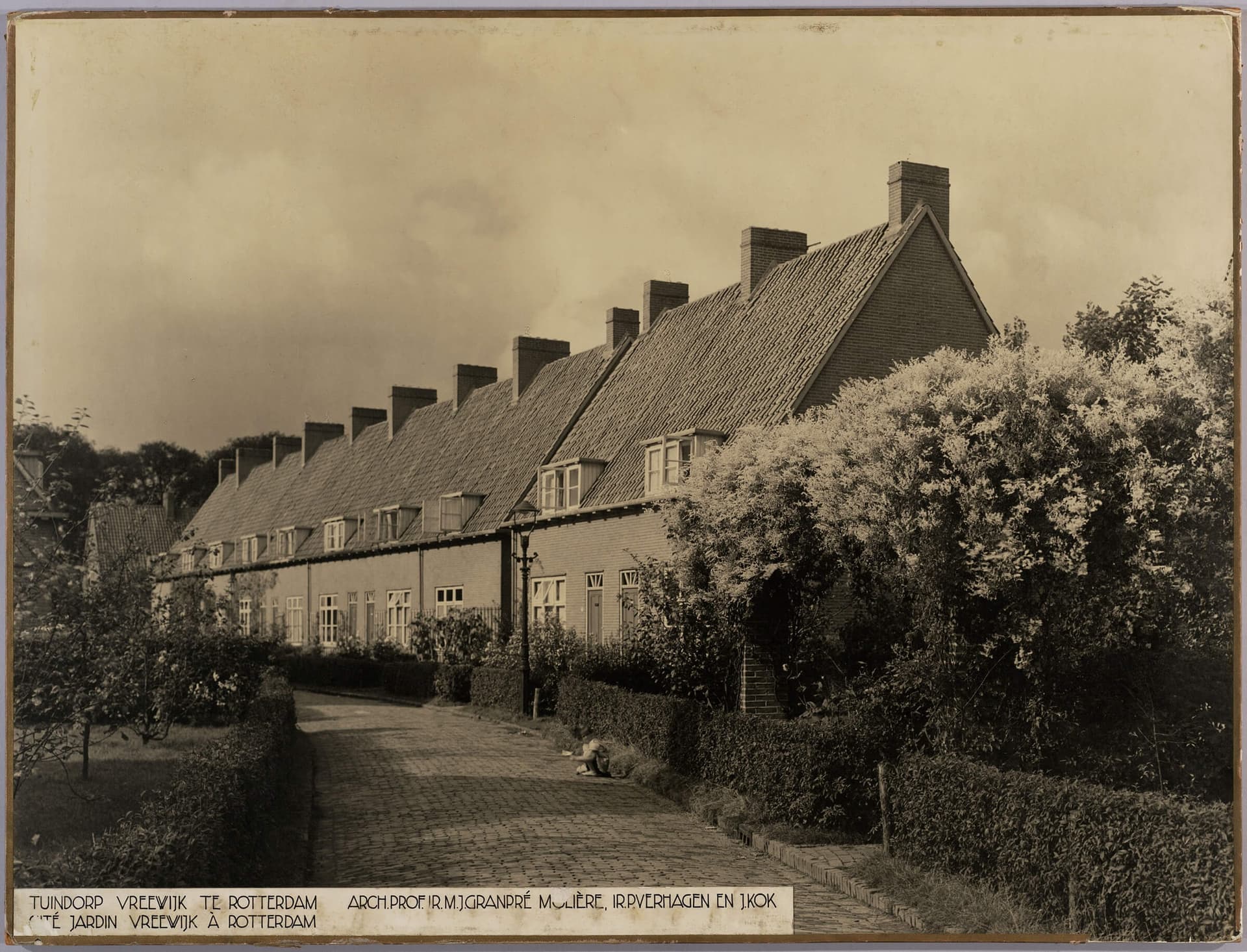 In het fotoarchief van de Tentoonstellingsraad voor bouwkunst en verwante kunsten bevindt zich een aantal foto’s van Vreewijk. De ‘Tentoonstellingsraad’ had als doel om de ‘fine fleur’ van de Nederlandse architectuur te presenteren en te promot… 