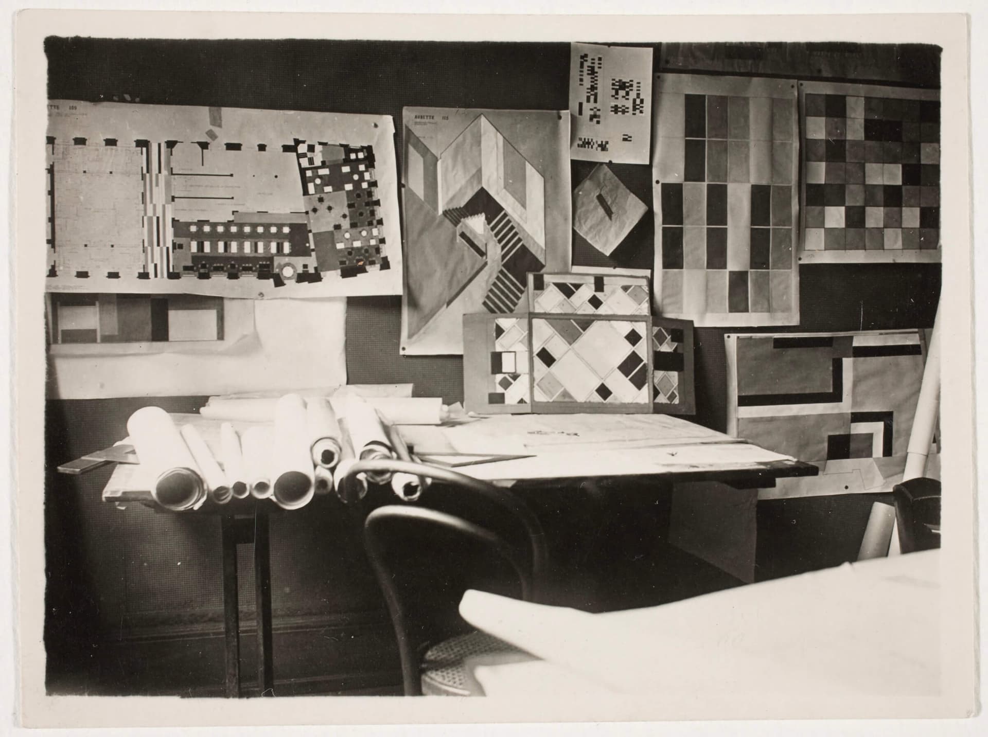 The model in Van Doesburg’s studio at Place Kleber in Strasbourg, 1927. Archive of Theo and Nelly van Doesburg, Netherlands Institute for Art History (RKD). 