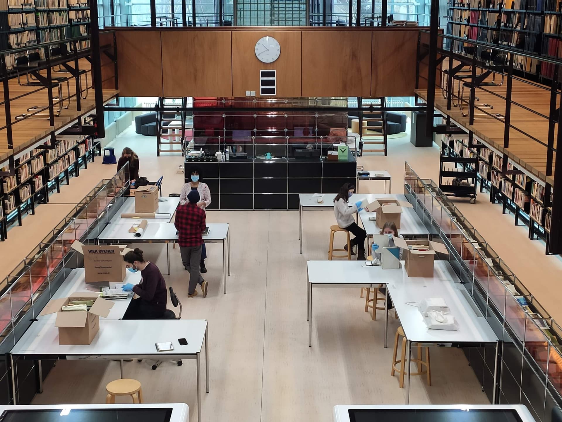 UvA students researching the Vrouwen Bouwen Wonen network archives in Het Nieuwe Instituut's Research Centre, January 2022. 