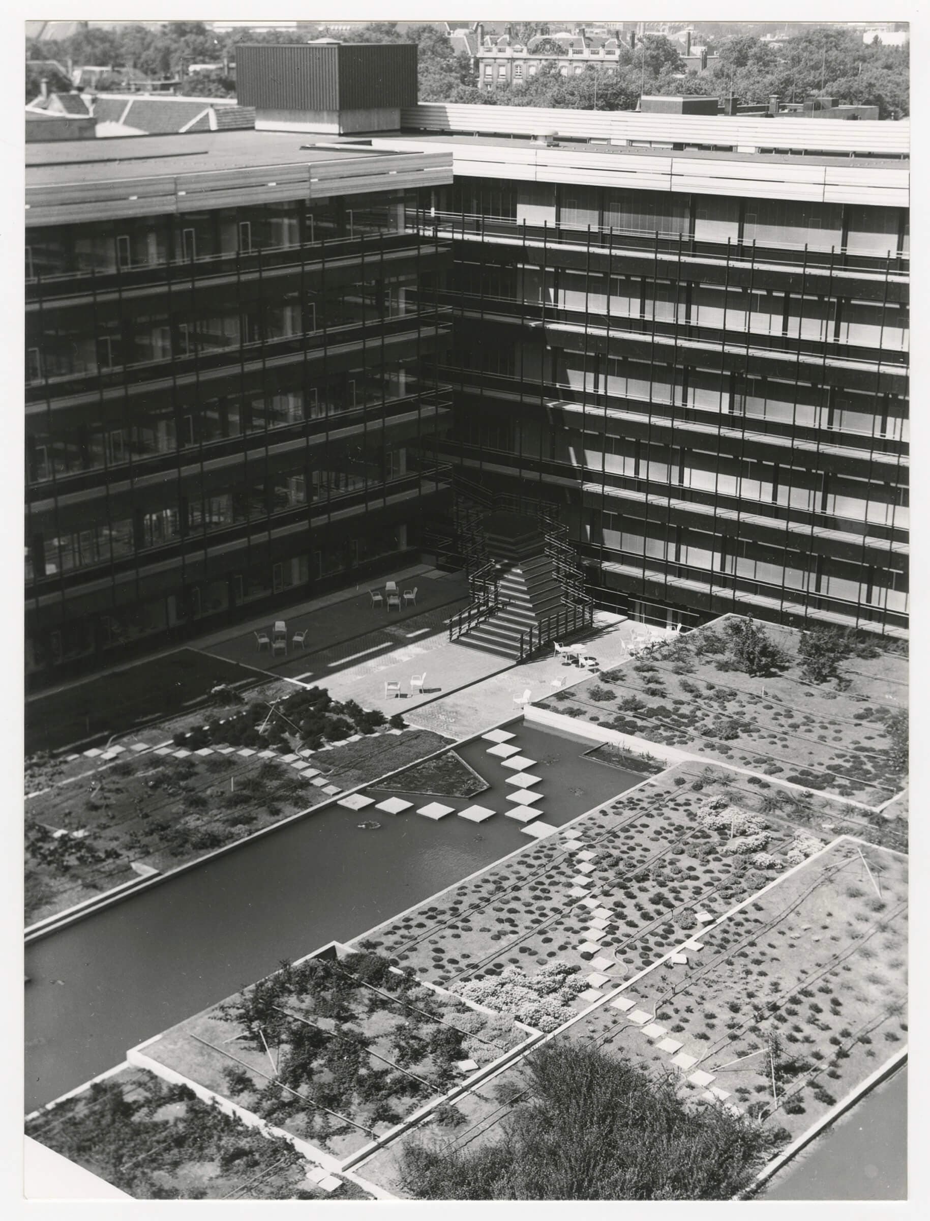 J. Vegter, Ministerie van Financiën,  i..s.m. M. Bolten, J.C.M. Franken en F. Sevenhuysen, Den Haag, 1970-1975. Foto: Hans Maal. Het ontwerp is een volledige integratie van landschap, architectuur, interieur en stoffering. 
Archief: J.J.M. Vegt… 