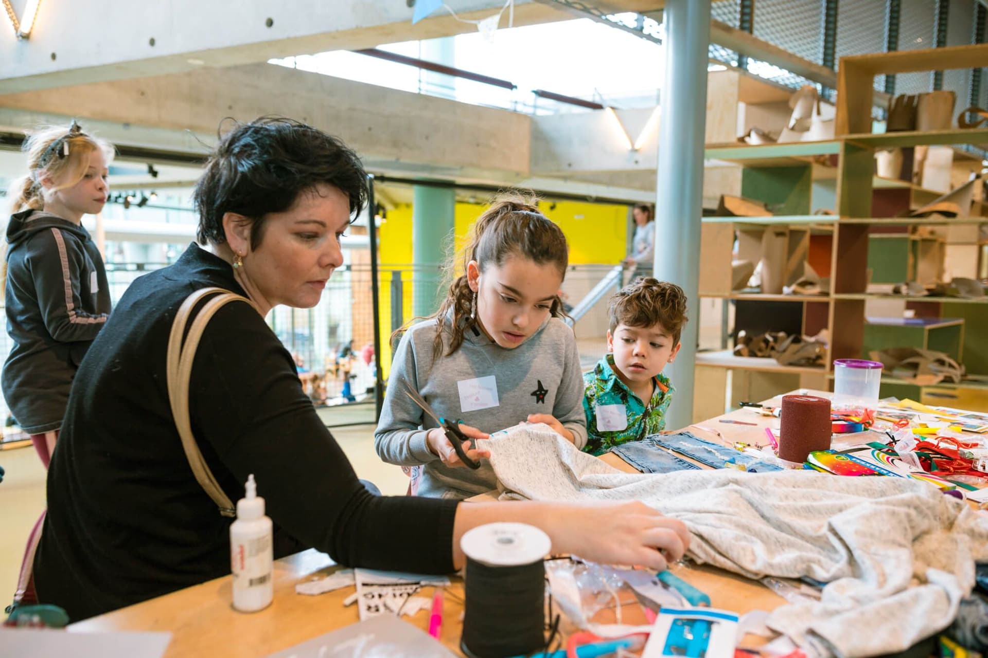 Workshop 'Pimp je kleding' met Hip voor nop. FamilieFest: Team Toekomst. Fotograaf Marwan Magroun.  