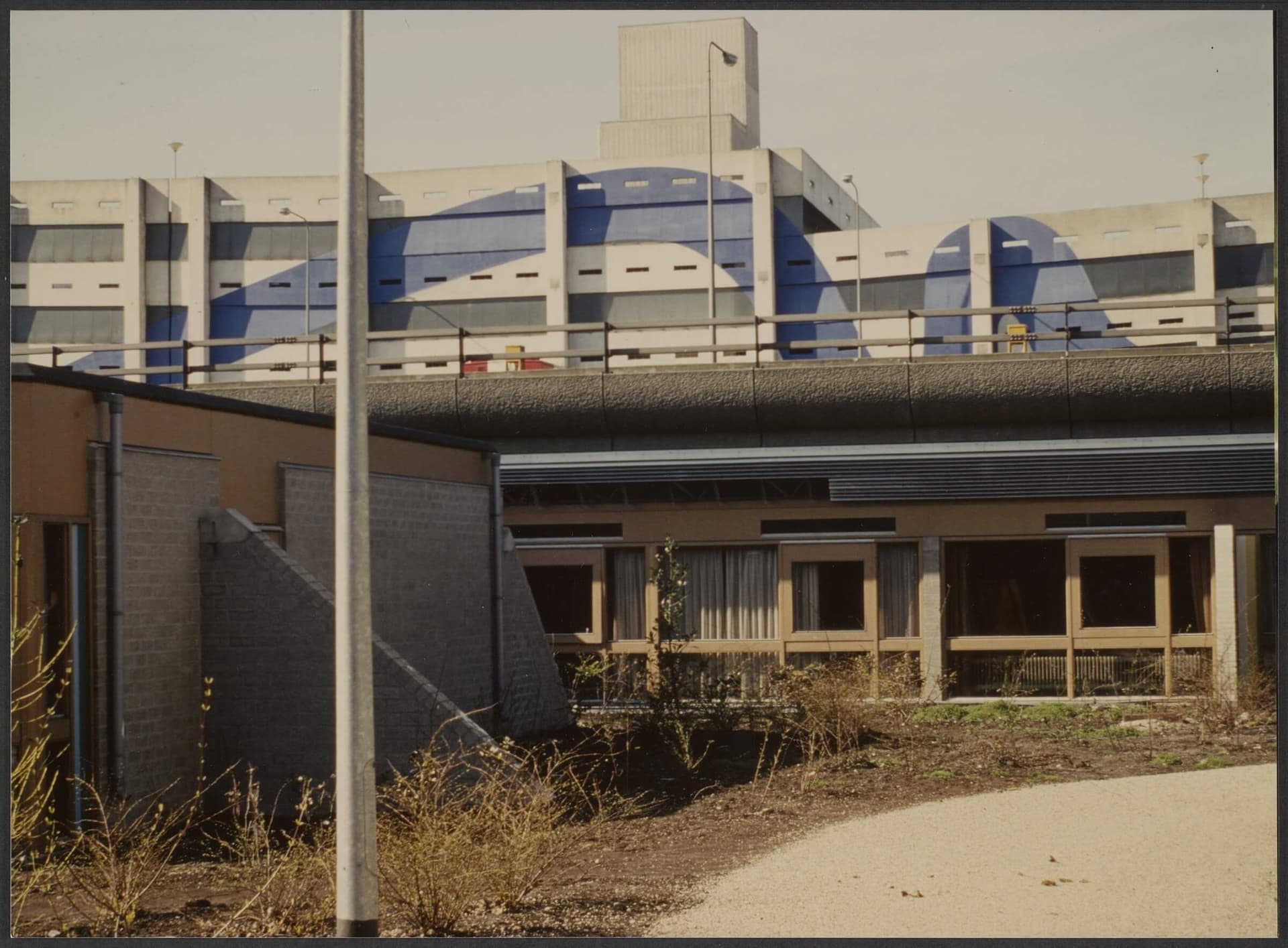 Paul Haffmans. Sub-Centrum Ganzenhoef onder het viaduct en parkeergarage, Bijlmermeer Amsterdam, ca. 1977. Opdrachtgever: Stichting Ontwikkeling Subcentra Bijlmermeer. Collectie Het Nieuwe Instituut, HAFFph59