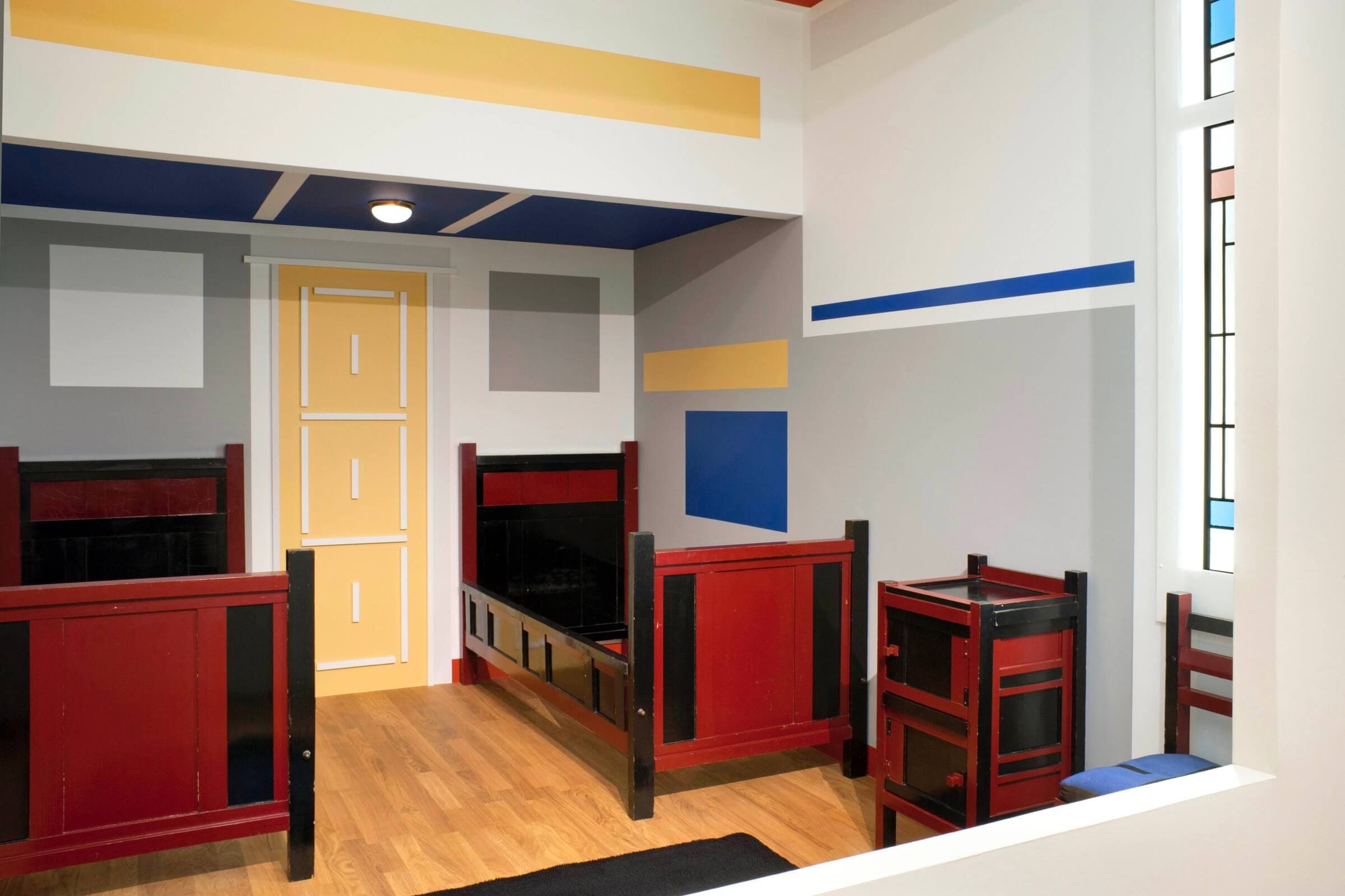 Copy of boys’ bedroom designed for the Bruynzeel family home Villa Arendhoeve. Colour design by Vilmos Huszár, furniture by P.J.C. Klaarhamer, 1920, Gemeentemuseum Den Haag 