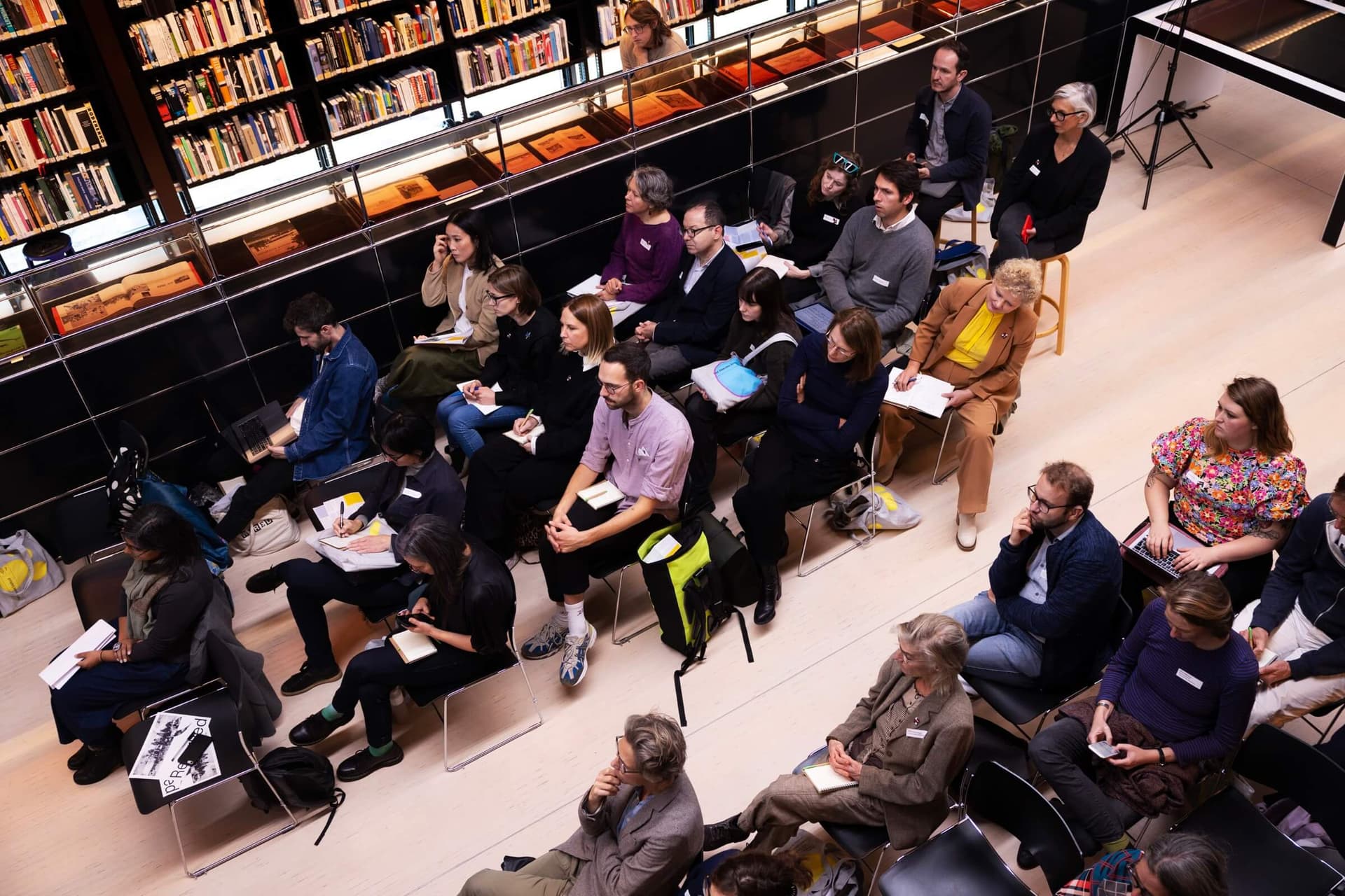 Publiek tijdens de sessie Speculative Archiving in het Research Centre. Foto Florine van Rees. 