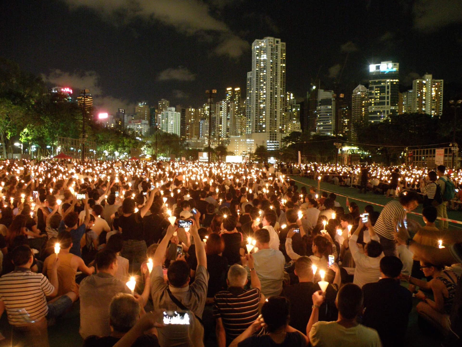 Candlelight vigil for the 26th anniversary of the June 4th incident in Causeway Bay, Hong Kong, 2015. Photo by Exploringlife (Own work) [CC BY-SA 4.0 (http://creativecommons.org/licenses/by-sa/4.0)], via Wikimedia Commons 
