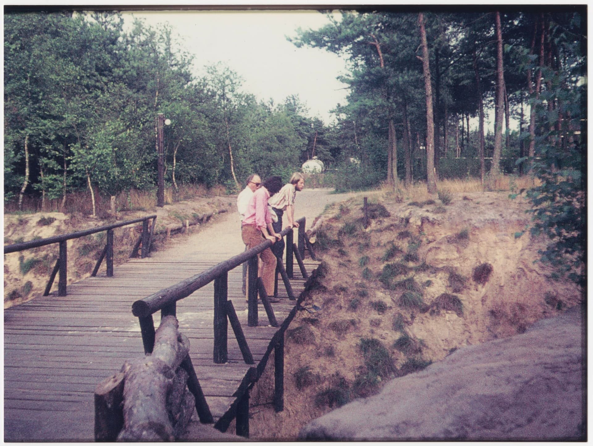 Jaap Bakema, Hiwe Groenewolt en Peter Lüthi bezoeken vakantiepark Vennenbos (Hapert) van Van den Broek en Bakema (1968), 1971. Collectie Het Nieuwe Instituut, VAHL 30