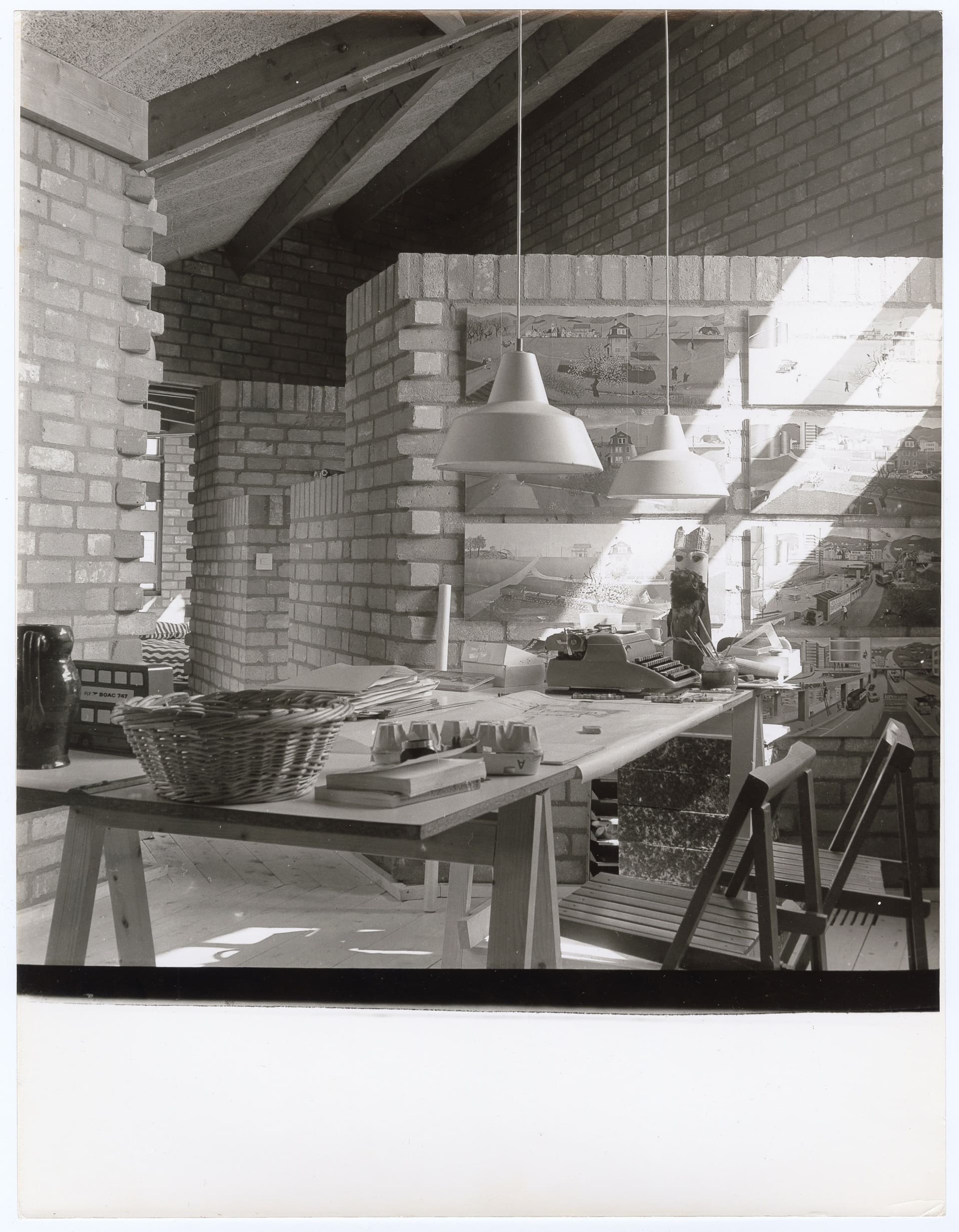 This attractive workspace takes full advantage of the beautiful light streaming in and exudes creativity. On the table stands a typewriter with a kind of cardboard Santa and an egg box - which was perhaps the inspiration for the beautifull… 