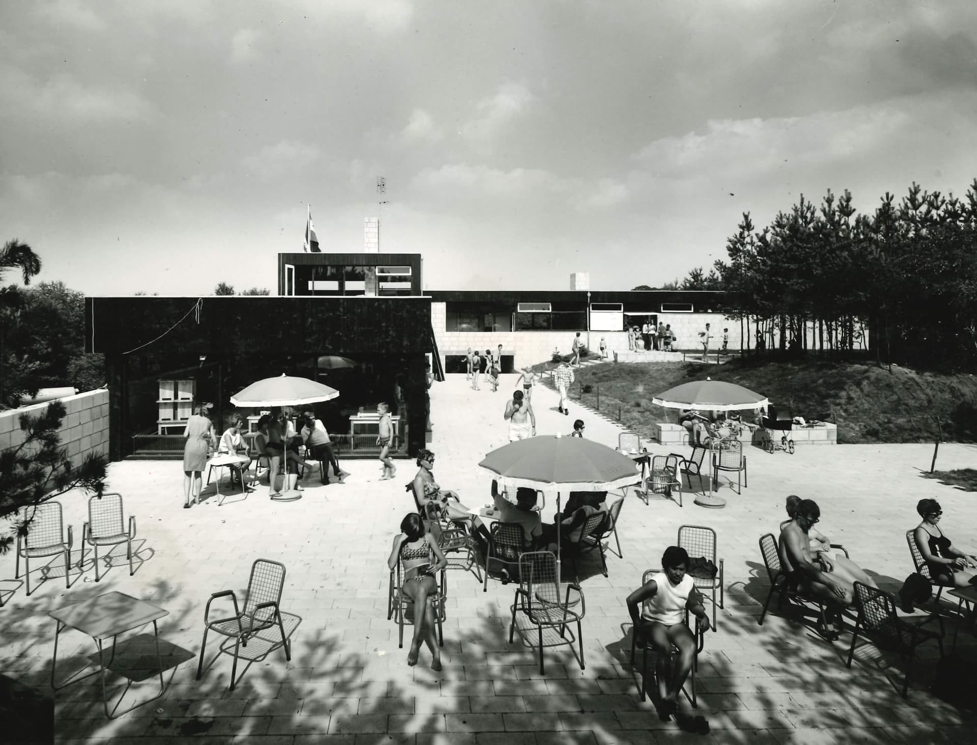 Jan Vrijhof, Lommerbergen, a five star bungalow park in Zuid Limburg. Picture commissioned by Sporthuis Centrum, 1968. Collection Broekbakema. 