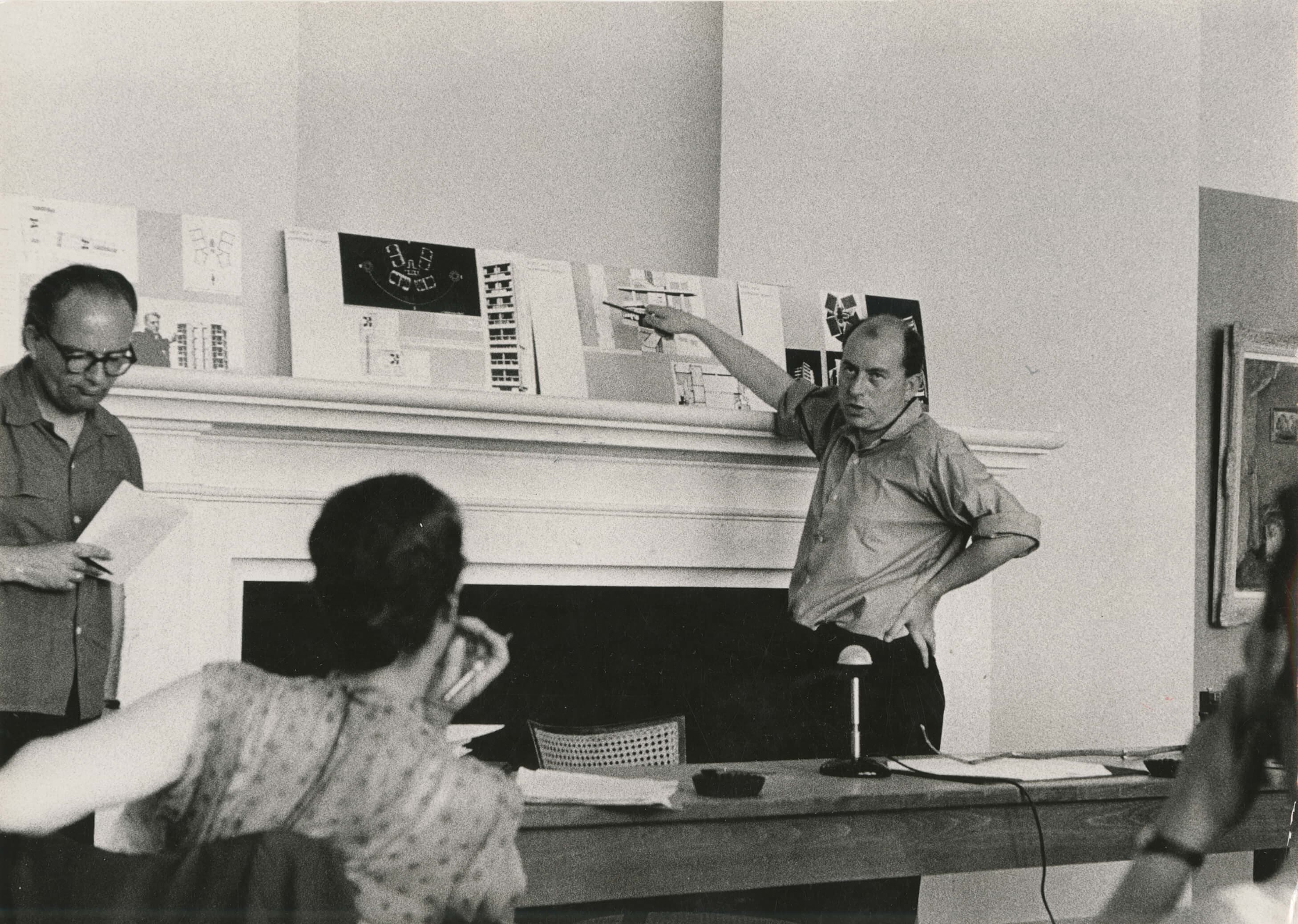 Jaap Bakema (left), Peter Smithson and Jacqueline Tyrwhitt discuss the MARS Group contribution during the CIAM conference in Dubrovnik, 1956. Photographer unknown. Collection Het Nieuwe Instituut, TTEN f5 