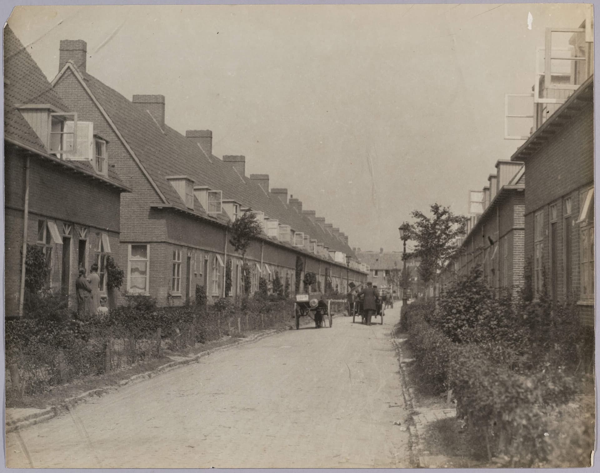 In het fotoarchief van de Tentoonstellingsraad voor bouwkunst en verwante kunsten bevindt zich een aantal foto’s van Vreewijk. De ‘Tentoonstellingsraad’ had als doel om de ‘fine fleur’ van de Nederlandse architectuur te presenteren en te promot… 