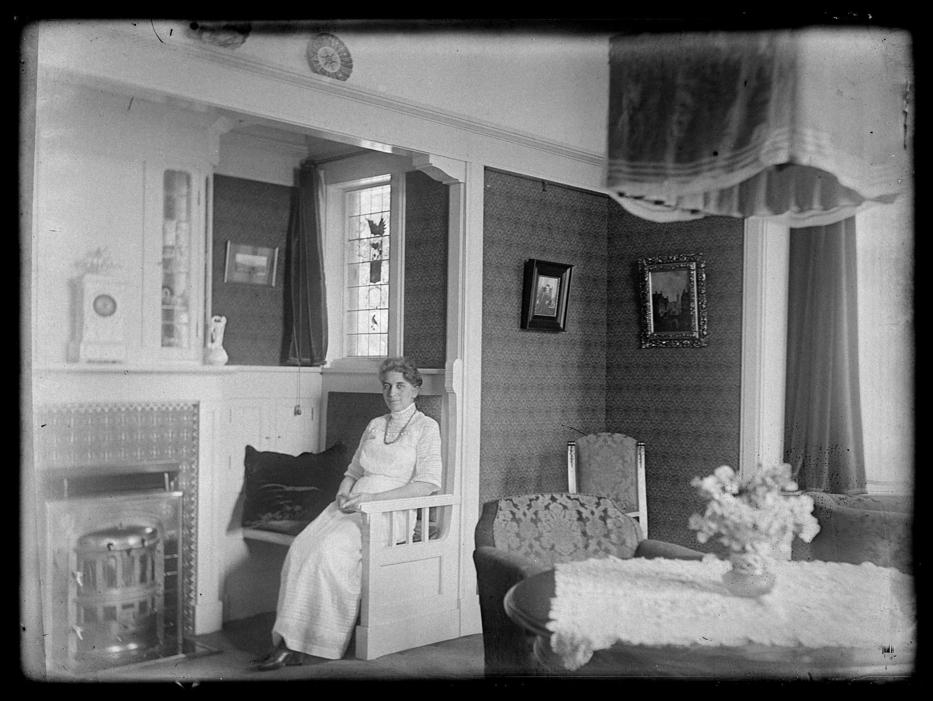 Sometimes, people perfectly match their interior. The resident’s elegant openwork gown is just as refined as the lace tablecloth, the decorative wallpaper and the tiling around the fireplace. Her look tells us that she belongs here. F. A.… 