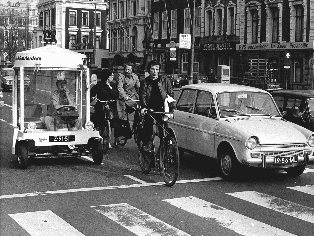 Amsterdam traffic with the 'witkar'. 20 June 1974. ANP Foundation. 