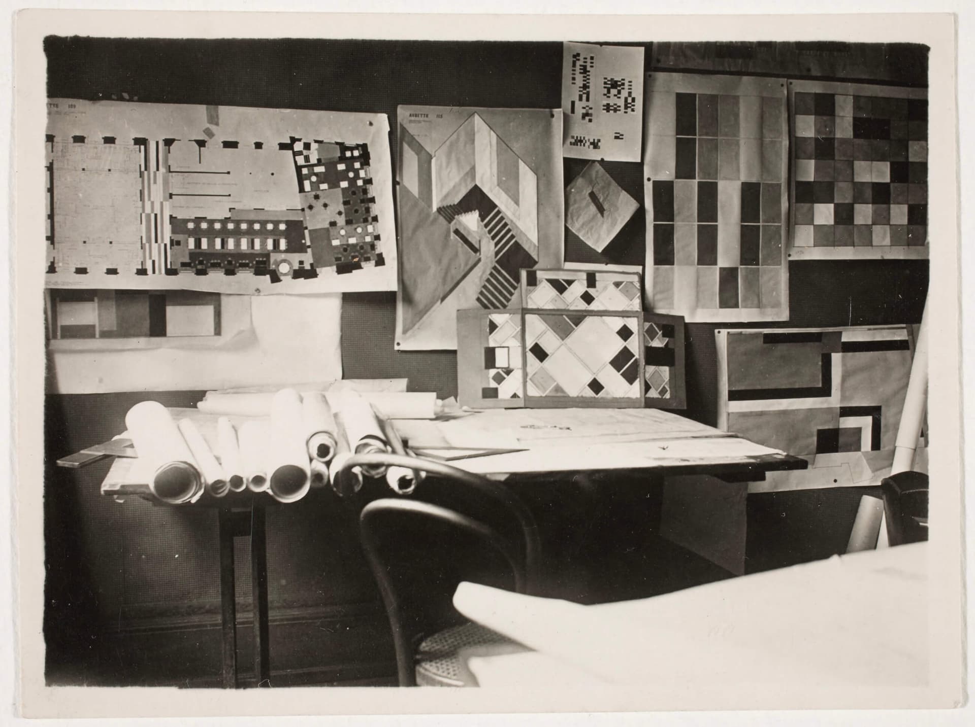 De maquette in het het atelier van Van Doesburg aan de Place Kleber in Straatsburg, 1927. Archief Theo and Nelly van Doesburg, RKD – Nederlandse Instituut voor Kunstgeschiedenis. 