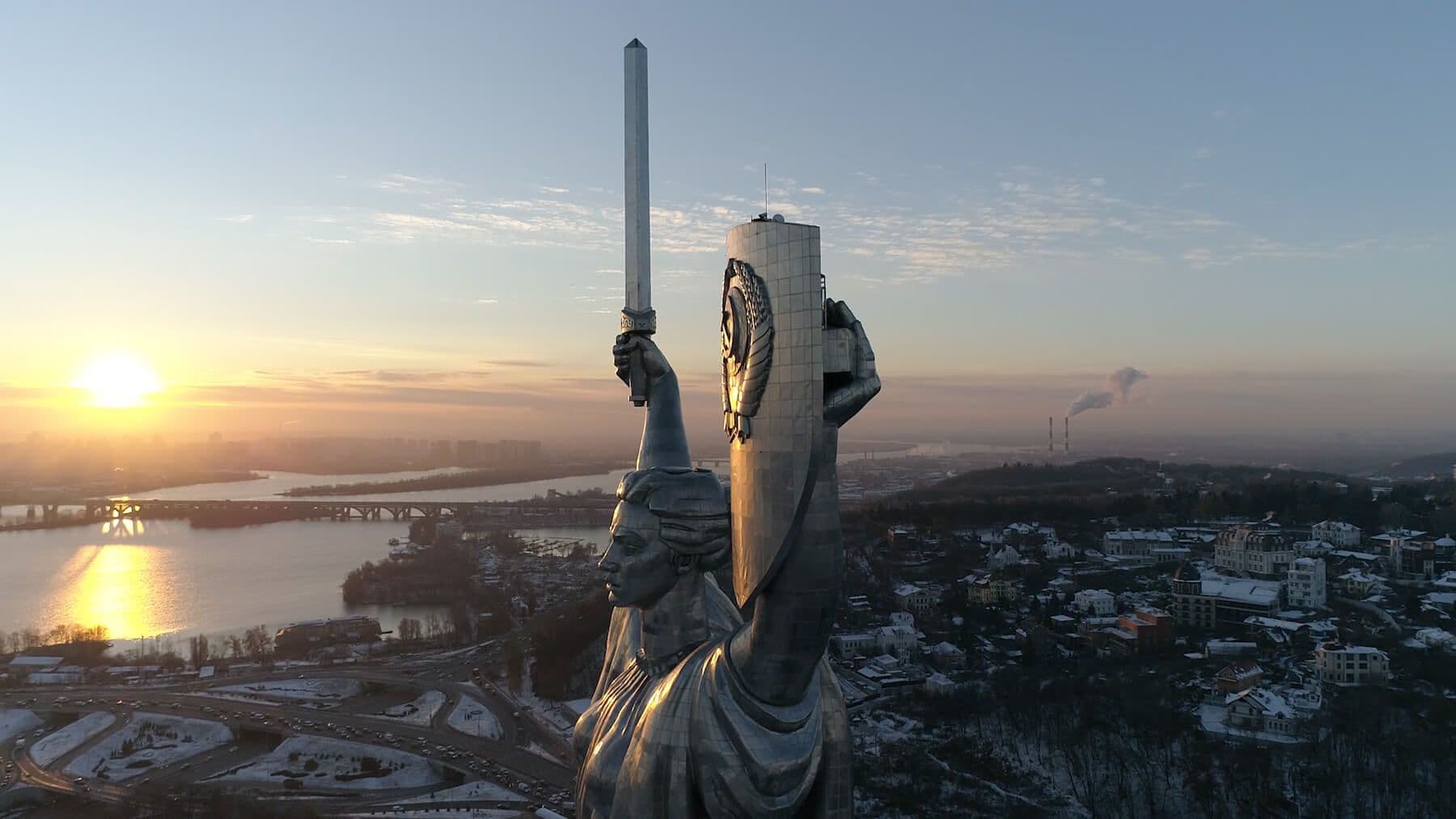 The Motherland Monument in Kyiv, Ukraine, still uit "Antagonisms of Memory in Post-Maidan Kyiv" 