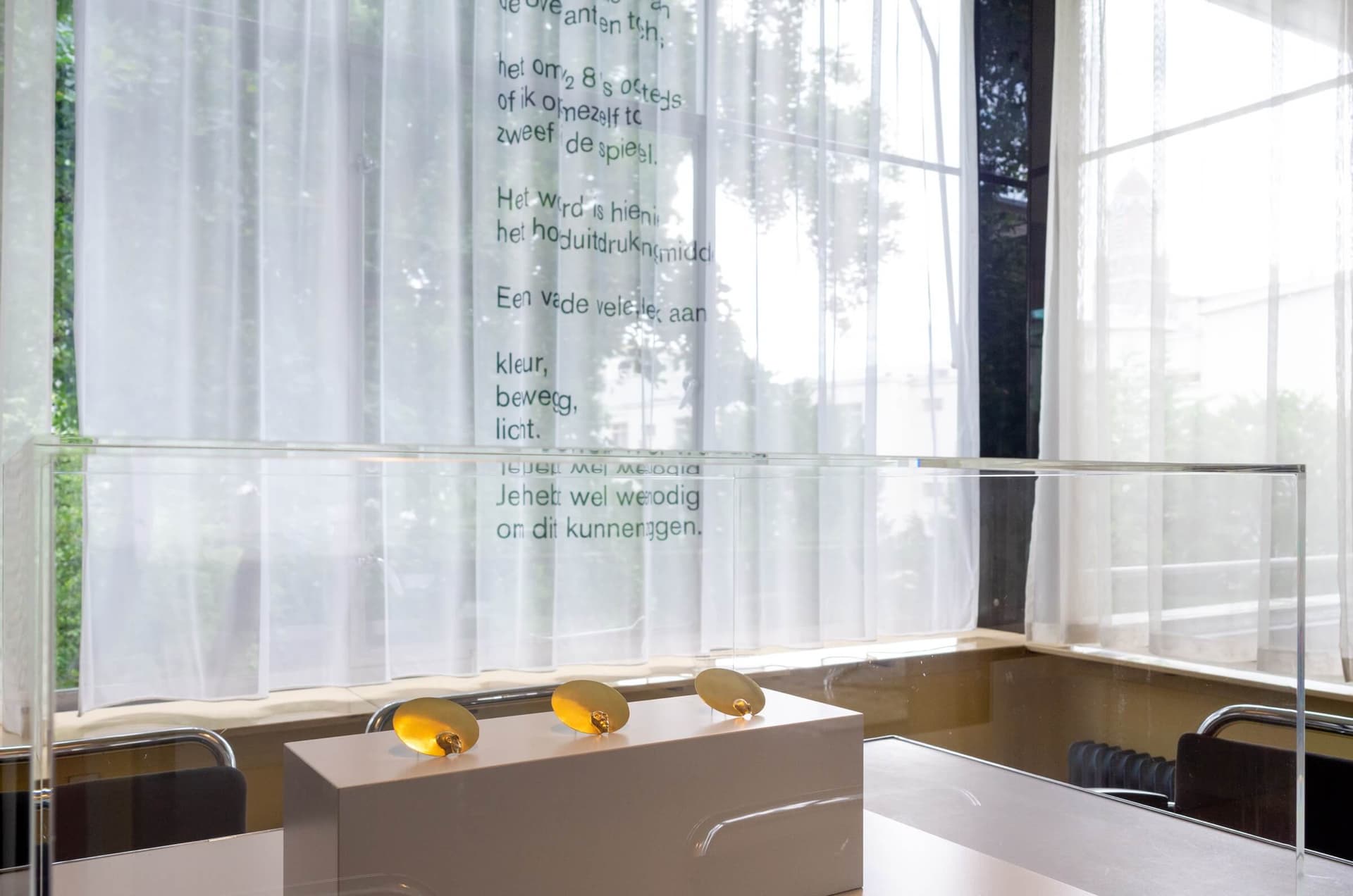 Impressie van de tentoonstelling Gijs Bakker & K. Schippers: Beginselen in Huis Sonneveld, 11.07.2020 – 10.01.2021. Foto: Johannes Schwartz. Op deze foto staan het sieraad ‘Self Portrait (391)’ van Gijs Bakker en het gedicht ‘Het gezegde’ van K… 