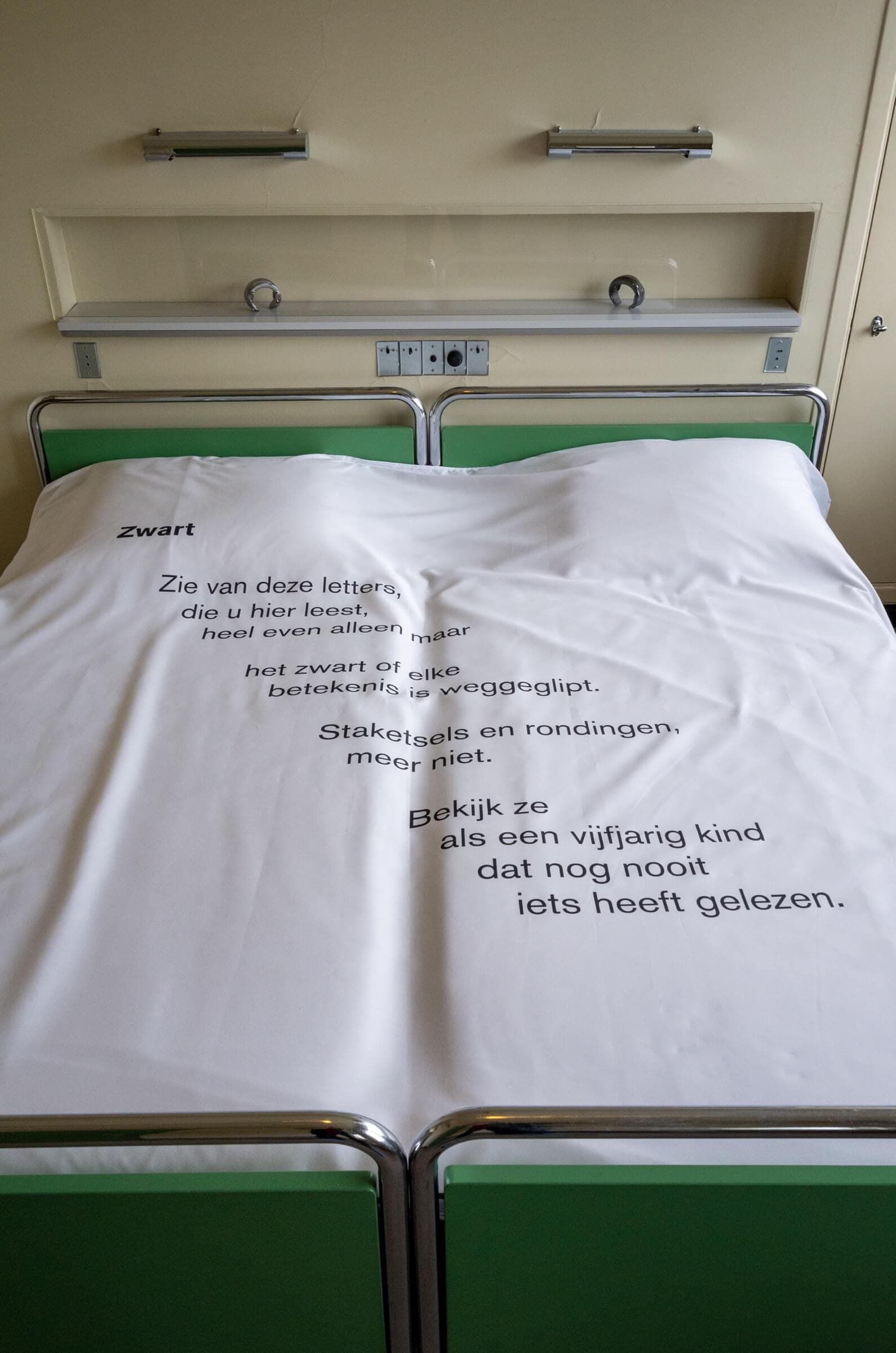 Impressie van de tentoonstelling Gijs Bakker & K. Schippers: Beginselen in Huis Sonneveld, 11.07.2020 – 10.01.2021. Foto: Johannes Schwartz. Op deze foto staan het sieraad ‘Porsche (321a)’ van Gijs Bakker en het gedicht ‘Zwart’ van K. Schippers. 