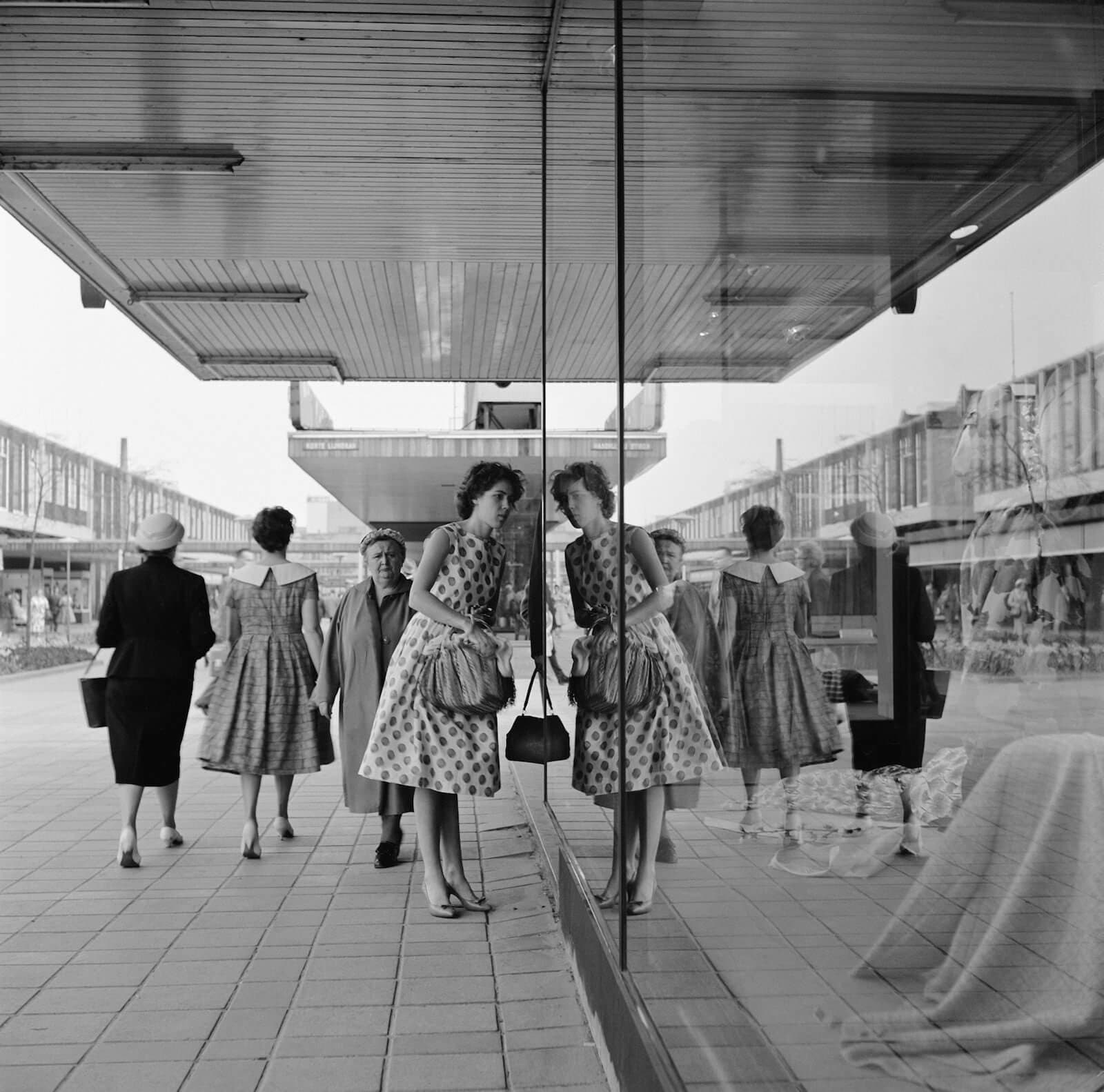 Lijnbaan, Rotterdam (1955-1959). Foto Steef Zoetmulder. Collectie Nederlands Fotomuseum. 