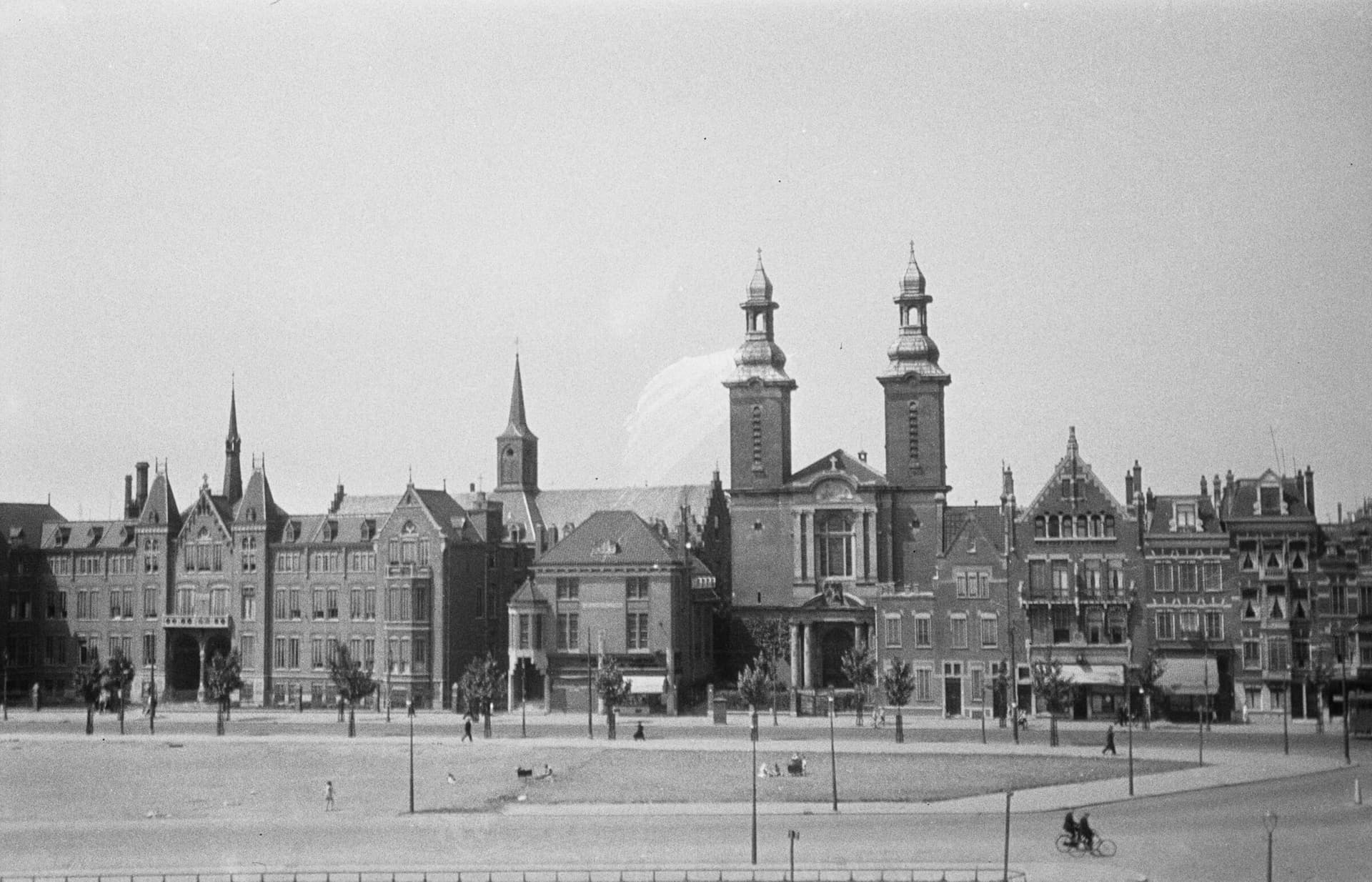 Museumpark naar ontwerp van W.G. Witteveen, gezien in de richting van de Nieuwe Binnenweg, ca. 1933. Collectie Het Nieuwe Instituut, bruikleen Stichting Behoud Interieur Huis Sonneveld, SONN 780 