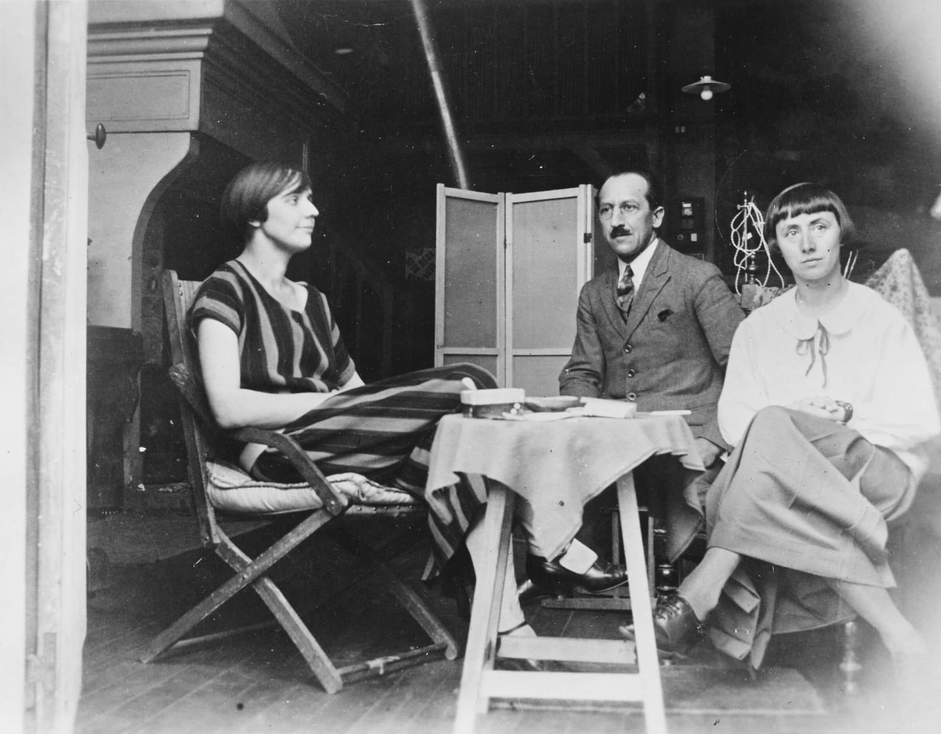 Nelly van Doesburg, Piet Mondrian and Hannah Höch in Clamart (Hauts-de-Seine), April 1924. Photograph attributed to Theo van Doesburg. Collection of the Hannah Höch archive, Berlinische Galerie, Berlin. 