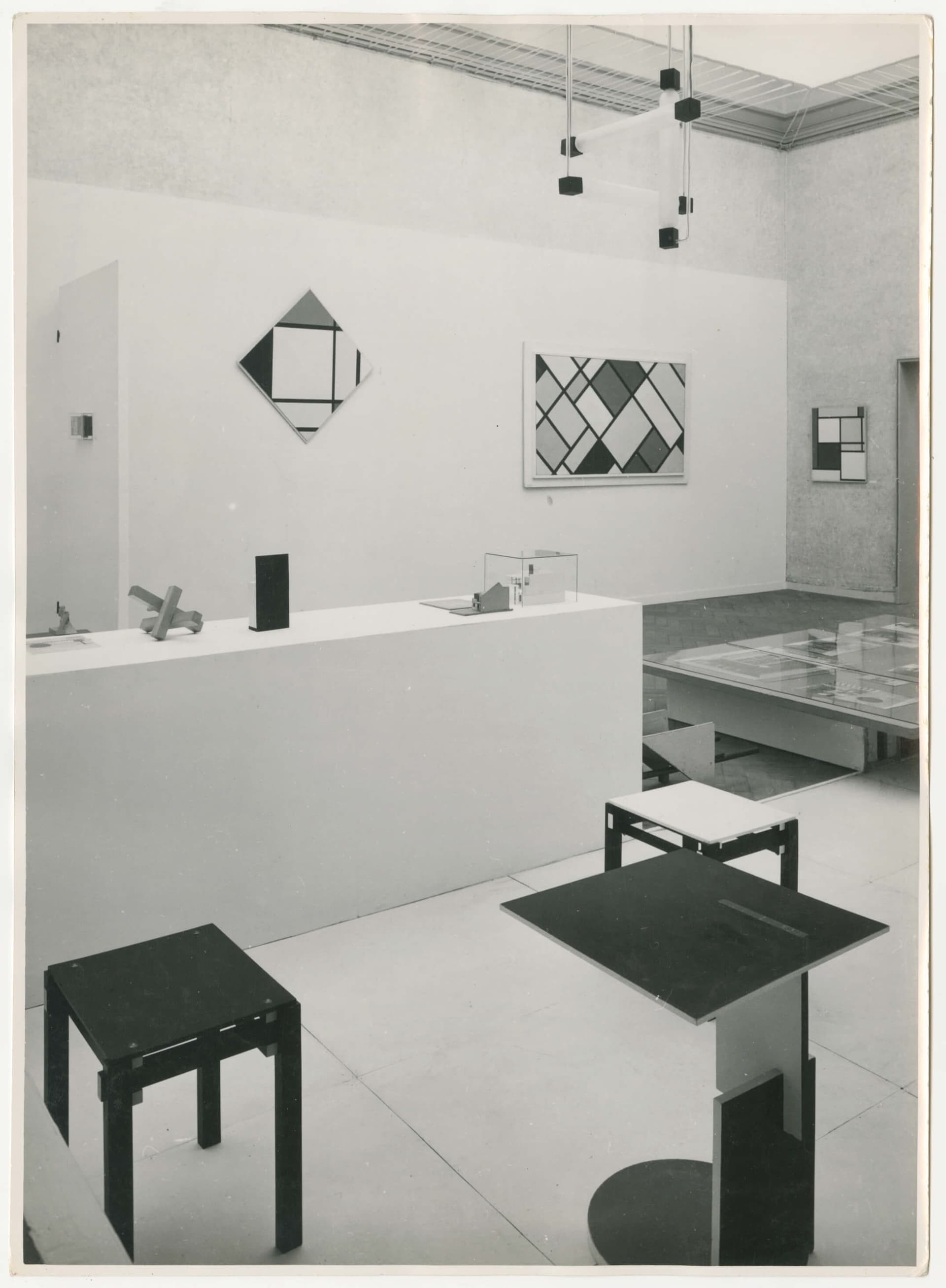 G. Th. Rietveld. De Stijl exhibition in Stedelijk Museum Amsterdam, 1951. Photo: J. D’Oliveira. Collection Het Nieuwe Instituut, RIET 783. Copyright Rietveld art works: Pictoright.  