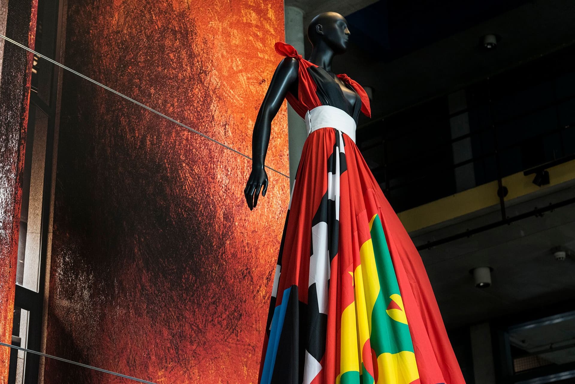 Amsterdam Rainbow Dress in Het Nieuwe Instituut. Foto Petra van der Ree 