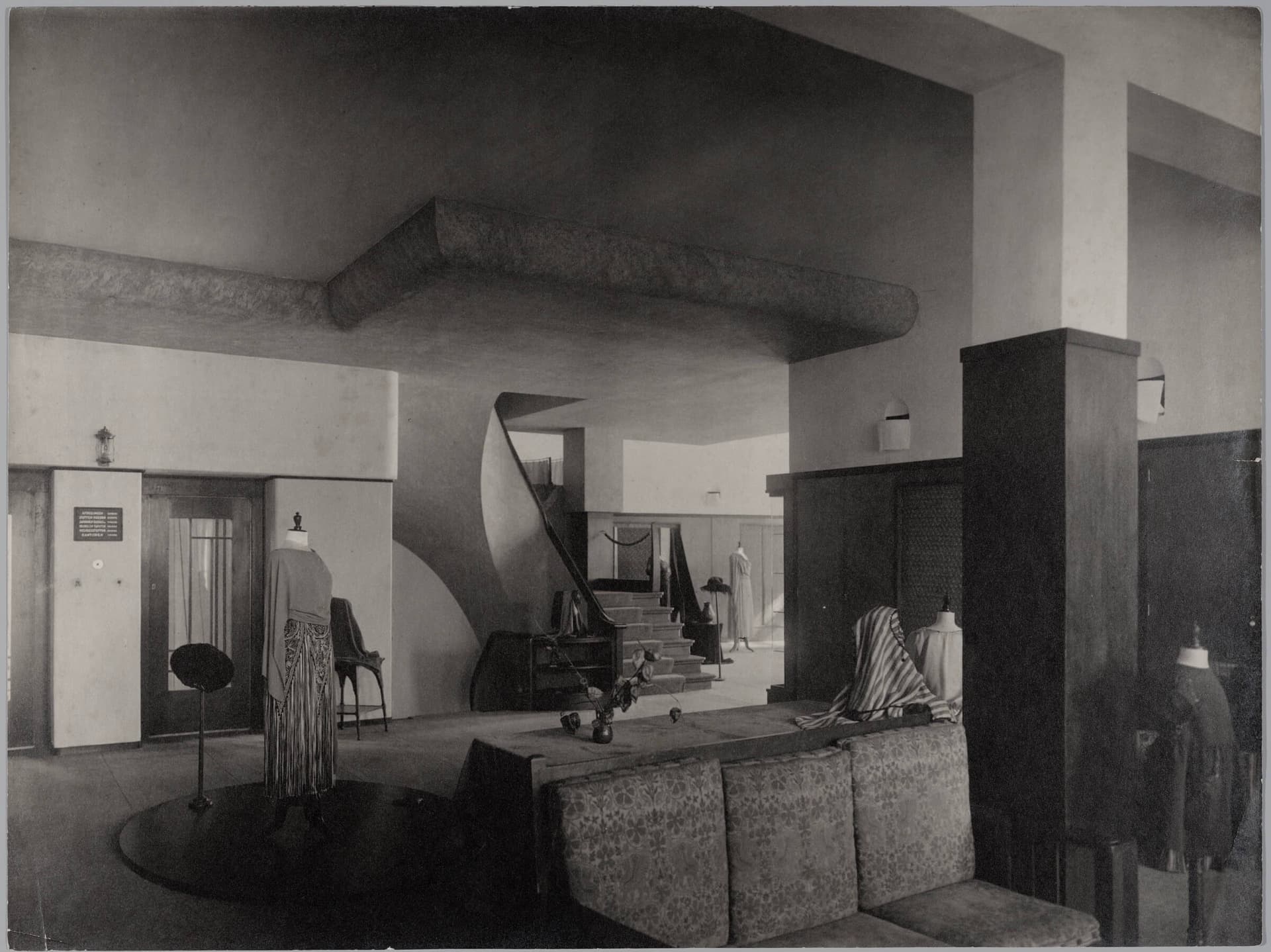 B. F. Eilers. Architect H.A. van Anrooy. Interior Metz en Co, Amsterdam, Collection Het Nieuwe Instituut, TENT o325. © Nederlands Fotomuseum  